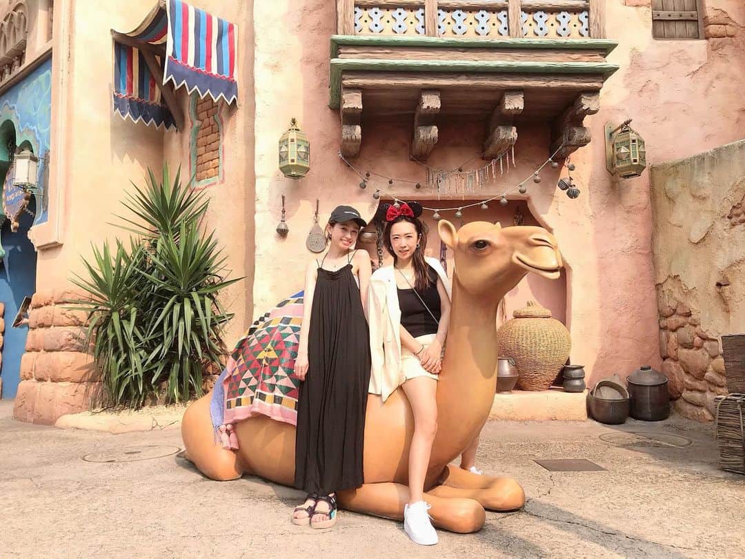 木野園子のインスタグラム：「いつか本物のラクダに乗ってみたい🐪🐫 大学時代からの親友の愛と🤍」