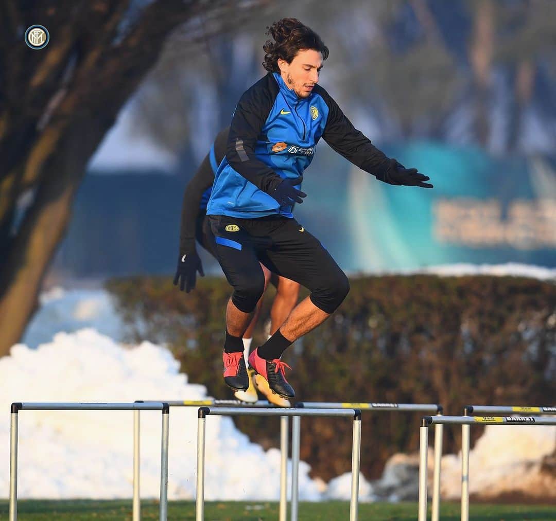 マッテオ・ダルミアンのインスタグラム：「Jumping into 2021 🚀⚫🔵 @Inter  #Training #Inter #ForzaInter」