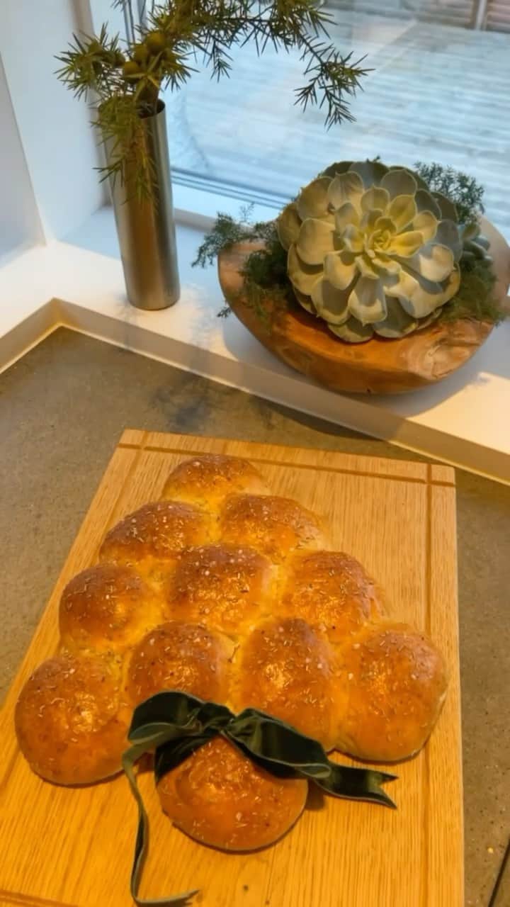 Inger-Lise Lillerovdeのインスタグラム：「Fikk mange spørsmål om desse juletre-rundstykkene jeg baket til Mika sin bursdag, så tenkte jeg kunne dele oppskriften med dere. De er sinnsykt saftige og god -om jeg skal si det selv 🙌🏼😂 Og har vært en hit her hos oss! Jeg kom ikke på å filme før jeg var nesten ferdig, men pytt pytt 😅 Å sette deigen og rulle boller fikser nok alle! Hope you like it 😘  4dl varmt vann 1pk gjær 4dl varm melk 120gr smeltet smør 1kg hvetemel, litt etter litt 2ss sukker 2ts salt  1/2 ts tørket timian  Alt det tørre blandes før man har det i resten av deigen. Hev til dobbel størrelse. Del deigen i 23 små boller og form de til et juletre. På skrå på brettet, for å få plass. Etterhev ca. 40min. Penslet med «pisket» egg, strø over rosmarin og havsalt / maldonsalt. Stekes midt i ovnen i 210grader i 20min. Etter steking pensles det med smør mens de er varme. Strø litt mer salt og rosmarin over før servering.  Enjoy 🤤」