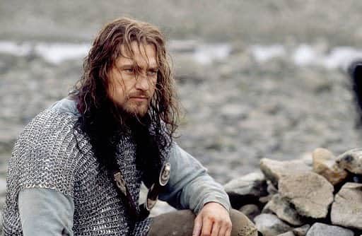 ジェラルド・バトラーのインスタグラム：「This photo summarizes 2020 for me. Haven’t got a decent haircut in months. Ready for battle. Wearing armor. All that’s missing is a mask!」