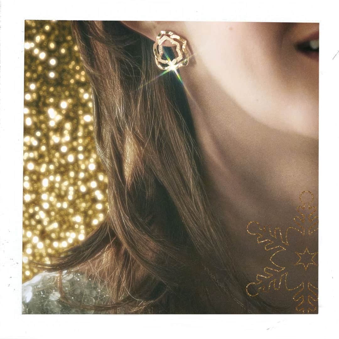 ピアジェさんのインスタグラム写真 - (ピアジェInstagram)「A gift with a 𝒔𝒕𝒐𝒓𝒚 behind it, these #PiagetRose earrings are from the collection inspired by Yves Piaget’s favourite 𝒇𝒍𝒐𝒘𝒆𝒓. Now created in gold, so they are always in 𝒃𝒍𝒐𝒐𝒎. - #Piaget #PiagetHoliday #ExtraordinaryHoliday #RoseGoldEarrings #EarringsOfInstagram」12月31日 5時00分 - piaget