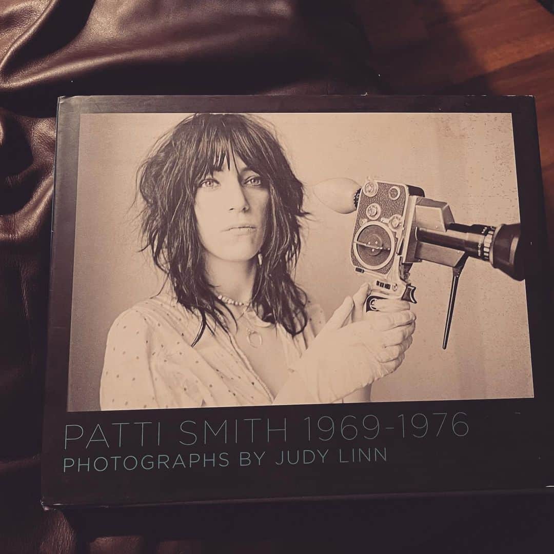 キャサリン ミッシェルさんのインスタグラム写真 - (キャサリン ミッシェルInstagram)「Happy Birthday Patti 💞 Memories of the 2015  concert at @acedtla , 2016 Fillmore SF @fullmoonlizzie @caroline_wachsmuth , @laetitia_helene @hollywoodbowl etc. This precious book .📸 @judylinn is a present of my dear @samantha__marjorie ... #peoplehavethepower #pattismith #icon #concert #musician #acehoteldtla #fillmore」12月31日 15時56分 - catherinemichiels