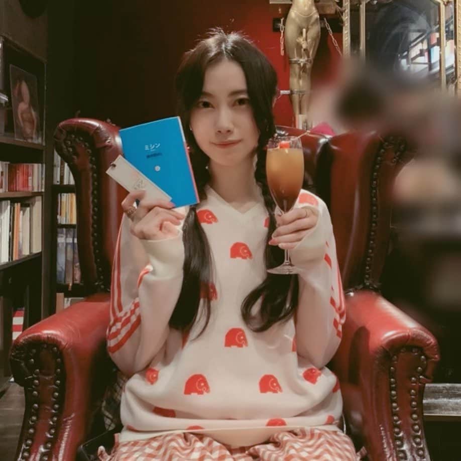 齋藤明里のインスタグラム：「. 今年もたくさんの応援をありがとうございました！  来年もどうぞ宜しくお願い致します。  皆様良いお年を！ . #keisukekanda  #pinkhouse」