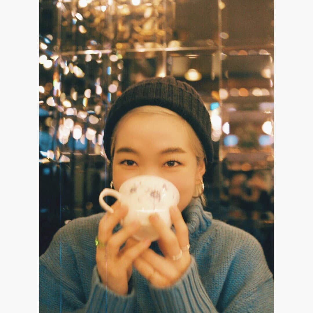 佐藤史果さんのインスタグラム写真 - (佐藤史果Instagram)「年末年始、 皆さまいかがお過ごしですか？🎍 ﻿ 今年は年が明けてから世界の空気がガラッと代わり、色んなことが起こり、考えさせられる一年でした。 ﻿目から入る情報が増えてしまったことで、ショッキングなニュースや情勢がいつにも増して伝わり、明日は我が身とも思えてしまいネガティブなマインドに包まれそうに何度も、なりました。 余裕がなくなることもしばしば。。。🥲  「こうあるべき！」 「こうしなきゃ！」 「やらなきゃ！」という三つの呪文(笑)から抜け出せずに必要以上に自分を責めたり、溢れてしまった気持ちを感情として出してしまったり、忙しいのに更に予定を組んでしまったり。。。🤣💦 身体が忙しい時に心がフリーズして💗⏹、心が忙しい時に身体がフリーズして。😶⏹ 個々に忙しくなり、滅多に食べて来なかったジャンクフードやら添加物やらお菓子やら。🍭🍮🥧🧁🍬🍰🍩🍔🍿 ここ最近はかなり頻繁に手をつけてしまい、老廃物溜まりマンになってしまっていました。🤣🔄⚠️笑  昔、家族全員がマクロビオティックの思考や食事をとっていた時期がありました。🍚 マクロビオティックの思考には陰陽の考えも入っていて、中間=陰のバランスも陽のバランスも丁度良く取れていること。 を、心も身体も一番ベストな状態と考えられています。  どちらかがバランスを崩して偏ったり、疲労を解消しないままにしておくと老廃物が溜まって、身体自身が何も出来ないくらいに疲れさせるように働きかけるそうです。 身体だけでなく、考え方も同じくだそうです。😨(こわいわぁ。。😱) 人間の身体ってよく出来ている。👏🏻  それに今年は例年とは違い、今まで通りに生活する事ができないフラストレーションが常に発生している中で何が出来るか、みんながそれぞれが試行錯誤した一年。  それぞれが違う人であり、性格もルーティーンも考え方も価値観も。 全てが違う中で、切羽詰まってしまったり余裕がなくなってしまうと、その違いも受け止め切れずにストレスになってぶつかってしまったり、傷付けてしまったり傷付けられたり、してしまうこと。  昔から私は健康オタクで知られていて🥕(笑) 10代前半からOLさんみたいなご飯を作ったりヨガ教室に通ったり🧘🏻‍♀️ (それはそれでめちゃくちゃ健康的で超ピースフルだったので結果オーライ✌🏻🌟) その分、自分が人にどう見られているか常に気にしすぎていたのかもなぁ。だから疲れやすいのかもなぁ。なんてふと思いました。 「そりゃあ草臥れるわ、うんうん、良く頑張ったね私。🙌🏻」 そう思えたのは @remonsyouten のYukakoさんのエッセンスのおかげです。🍋💛 不思議とふっと気持ちが楽になりました。☁️💘 Yukakoさんが教えて下さるマインド、食事のこと、日々の過ごし方、身につけるもの などなど。 Yukakoさんの考え方や在り方がとても素敵で、毎日を大切に過ごすことは周りの人たちも大切にする事に繋がるなぁと染み染み、実感しています。 mind fullness♡ #enmog #enjoymogmog部  #enjoymogmog   同じ状況下の中にいる家族や恩師、友達、大切な人への想いやり、心配り。♡ 人としても女性としても、心に余裕を持って、自分も周りにいる大切な人たちもみんな大切に丁寧に愛したい。 強くそう思える一年でもありました。 来年はもっと自分への愛も周りの大事な人への愛も大きく深くしていきたいです。  今日は大晦日。 昨日は満月でしたね🌝💫 来年早々にはレコーディングのお仕事が控えていますっ🎧❤︎！ こういう形でのレコーディングは初めてかもしれない❣️ 今年は #ウクレレ で #弾き語り にも挑戦した一年でした🎸！ (まだまだ下手っぴだけども😇)  夕夏ちゃん @sunsetsummer_yk とだからこそ続けられて来ました。 配信は一旦終了とはなりましたが、これからは有観客を目指して再び再スタートしていきます。✌️🧑🏻‍🦰👩🏻‍🦳✌🏻 1/30(sat)明けておいてねっ🧚🏻🧚🏻‍♀️ @_a_melting_mood_ の新曲制作も同時並行しているものが三つほど。。。💘 音楽から繋げて大好きなお洒落もなにか形として来年は出来たら良いなぁ。🥰 #野なかの唄 も来年は出来ますように。🗣🎙  毎年フグ鍋🐟とお節🍱を家族みんなで食べるのが恒例の我が家。🏠﻿ ﻿ 栄養たっぷりなご飯﻿、良く噛んで #腹8分目 にしてしっかりと身体の隅々まで栄養を巡らせて来年に備えたいと思います。😌 ﻿ 年末年始関係なくお仕事やお勉強されている皆さま、ご苦労さまです。🙇🏼‍♀️ 少しでもほっと一息つける時間がありますように🍵💭  2020年関わった全ての皆様へ。 この場をお借りしてお礼申し上げます💝 ありがとうございました。💛  写真はいつも素敵に撮ってくれる カワクボサキホ 📸 @_k___s__  来年彼女との作品も皆さんにお見せできたらと思っております。。🧜🏻‍♀️♡  良いお年をお迎えください🎍🌞🤍  2020.12.31 佐藤 史果」12月31日 15時54分 - sato_fumika