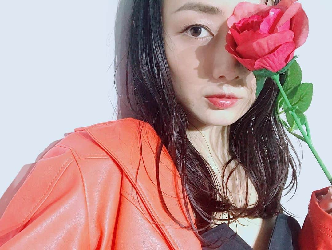 片山萌美さんのインスタグラム写真 - (片山萌美Instagram)「2020もありがとうございます 皆様に愛を込めて🌹  #moemikatayama  #2020   good bye 2020. with love moemi.」12月31日 14時29分 - moet_mi