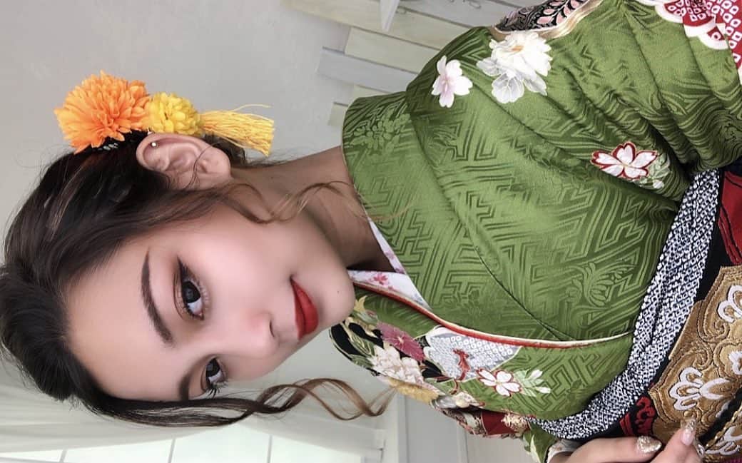 えまぽち(穂波エマ)のインスタグラム：「🎍🎌2020年ありがとうございました🎍🎌  今年は今までの年の中で1番濃い年になりました まずは恋ステに出ることができてそこから夢が沢山広がりました👏🏼 沢山の目標が叶いました。  今ではたくさんの人に''えまぽち''って名前を知っていただき本当に嬉しく思います！  本間に今年はめっちゃ悩んだり辛い時期の方がもちろん多かったけど 色んな人と出会ってその人達のために！とかファンの人の事思って頑張れました🥺🖤  まだまだな所だらけなので努力し続けます！  自分が流行を作った人間になれた事すごく嬉しい！ そして、これからもエマが流行を作る✌🏽  来年はもっとみんなにいい報告できるように頑張るしファンのみんなと一緒に頑張ろう🔥 2021もえまぽちの年にするからみんなついてきてな🗽 ______  You make me want to be a better person. Love you so much.🤦🏽‍♀️❤️」