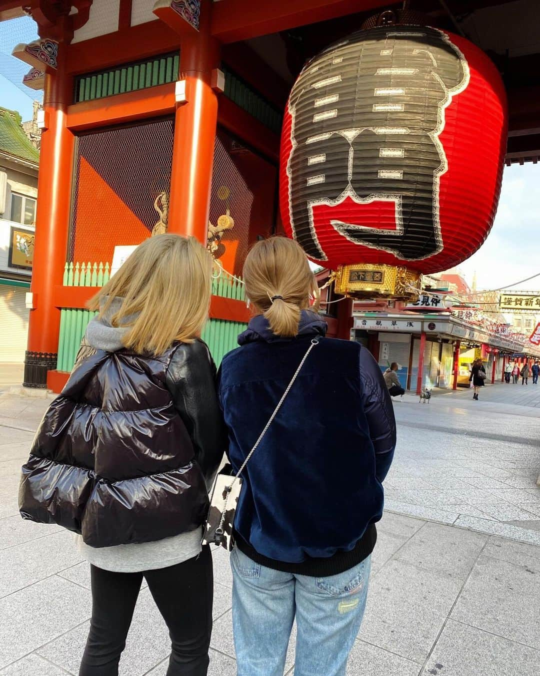 木村真野・紗野さんのインスタグラム写真 - (木村真野・紗野Instagram)「❷⓪❷⓪ 毎年恒例の浅草寺🎌🎍🎍. 2015年からずっと翌年の干支を助六さんで買ってます🐄✨. . .木村真野・紗野を応援ご指導頂きました皆様へ感謝です♥️. 今年はコロナで色々と大変な年でしたが マヤサヤは大きな怪我や病気なく過ごせました。. . いつも忘れずにいようと心がけている事があります。 それは、このインスタにも何度か書いてきましたが 「当たり前の明日なんかない。」. . まだまだコロナの影響を受ける来年になりそうですが 「今」も大切にしたいなと思います♥️. . 皆さまも良い年末年始をお過ごし下さい🎍🍶🎌. . . #お正月　#2020ありがとう　#良いお年を　#もうすぐ2021年　#木村真野紗野　#シンクロ　#アーティスティックスイミング　#年末　#サカイ　#sacai #moncler #モンクレール　#金髪ボブ #浅草　#雷門　#早朝　#人出なし　#牛柄　#助六」12月31日 14時30分 - mayasaya_kimura