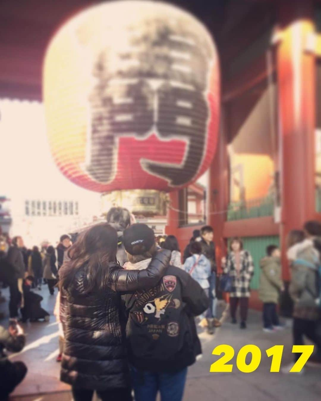 木村真野・紗野さんのインスタグラム写真 - (木村真野・紗野Instagram)「❷⓪❷⓪ 毎年恒例の浅草寺🎌🎍🎍. 2015年からずっと翌年の干支を助六さんで買ってます🐄✨. . .木村真野・紗野を応援ご指導頂きました皆様へ感謝です♥️. 今年はコロナで色々と大変な年でしたが マヤサヤは大きな怪我や病気なく過ごせました。. . いつも忘れずにいようと心がけている事があります。 それは、このインスタにも何度か書いてきましたが 「当たり前の明日なんかない。」. . まだまだコロナの影響を受ける来年になりそうですが 「今」も大切にしたいなと思います♥️. . 皆さまも良い年末年始をお過ごし下さい🎍🍶🎌. . . #お正月　#2020ありがとう　#良いお年を　#もうすぐ2021年　#木村真野紗野　#シンクロ　#アーティスティックスイミング　#年末　#サカイ　#sacai #moncler #モンクレール　#金髪ボブ #浅草　#雷門　#早朝　#人出なし　#牛柄　#助六」12月31日 14時30分 - mayasaya_kimura