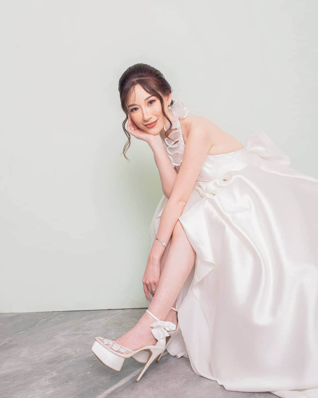 エリッサ・ヤマダのインスタグラム：「I wouldn't have been able to survive walking all day on my wedding day in 14cm heels if it hadn't been for @sachlirene_tfota ✨   Sachlirene ini udah bertahun2 jadi andalan aku buat bikin custom-made shoes dengan design yang bener2 sesuai sama apa yang aku request, dan yang paling penting: nyaman! ☺💞   Btw, I also wore their custom-made shoes for @jessyamada's wedding day 😻」