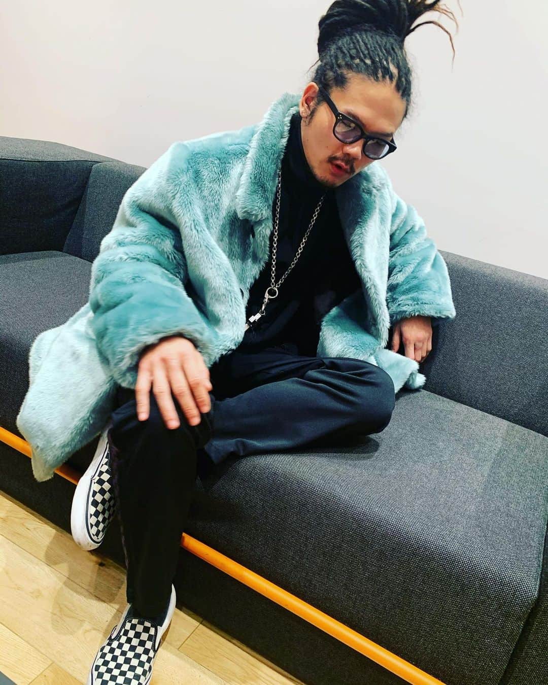 庄村聡泰のインスタグラム：「ごまいめはかくだいしてごらんくださいましね  眼#vintageglasses  上#supremehystericglamour 色味サイコーでニクイしヌクイ 中下靴#vans セットアップ超お気に入り配色サイズサイコー 銀#chromehearts」