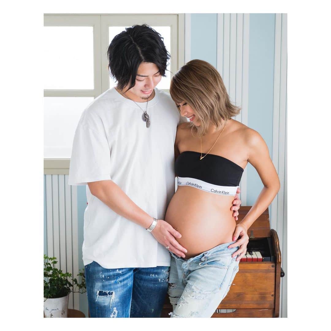 高橋由真さんのインスタグラム写真 - (高橋由真Instagram)「2020 LAST DAY♡♡♡  今年最大の出来事はBABYを授かったこと👼🏻💕 自分には難しいだろうと思ってたのに、ととちゃんと私の元に降りてきてくれたちーくん。  妊娠、出産は奇跡だってこの身を持って体験しました🥺  ちーくんと同じ体で過ごした約10ヶ月、ちーくんが産まれてから約1ヶ月半。  2020年のほとんどがちーくんと共にありました☺︎  毎日手探りで一生懸命ママがんばってます🤱❤️ 寝れないし体中凝って痛いけど毎日すごく幸せです。  あとね。 今年はととちゃんと結婚して、ちーくんが産まれて、周りの人の優しさに触れることがとても多くて嬉しい1年でした♡  お祝いの言葉をくれたり、お祝いを送ってくれたり、気遣ってくれたり、本当に感謝でいっぱいです🥲💓  もちろんSNSを通じての皆様からも☺️💖 結婚の発表の時にはInstagramだけで1000件を超えるコメントを頂いて。 出産の際もたくさんの方にお祝いの言葉を頂きました🙏✨  きっと人生でこれを超えることはないだろ！ってくらいにたくさんの人にお祝いしてもらった！😚💓  ととちゃんありがとう♡ ちーくんありがとう♡ みんなみんな本当にありがとう♡  来年も私達家族をよろしくお願いします💕  #妊娠 #出産 #マタニティフォト #2020 #maternity #プレママ #BABY #赤ちゃん #新生児 #0ヶ月 #1ヶ月ベビー #家族 #結婚 #エコー写真 #ありがとう #感謝 #👼🏻 #❤️」12月31日 14時31分 - yumachi1021