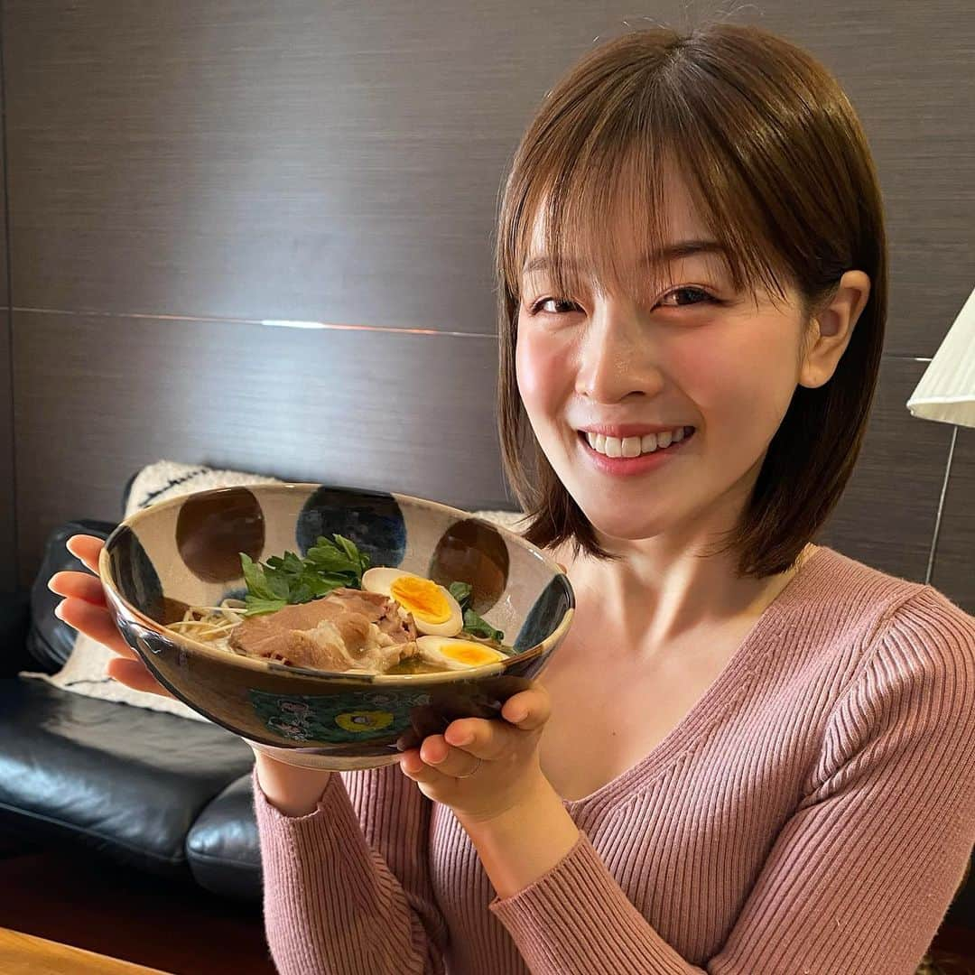 中村秀香のインスタグラム：「#ラーメンフェスタリモート  #ハラミノカミサマ の #トリュフ香る牛ハラミ白湯ラーメン いただきました🍜  濃厚とろみスープ！ トリュフの香りが凄かった💗 上品な甘みもあって 何杯でもいけちゃいそうでした！  皆さんもぜひ、おうちで 本格ラーメンを🍜✨  #すまたん #ウマ顔コンテスト」