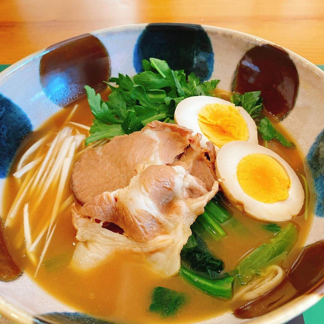 中村秀香さんのインスタグラム写真 - (中村秀香Instagram)「#ラーメンフェスタリモート  #ハラミノカミサマ の #トリュフ香る牛ハラミ白湯ラーメン いただきました🍜  濃厚とろみスープ！ トリュフの香りが凄かった💗 上品な甘みもあって 何杯でもいけちゃいそうでした！  皆さんもぜひ、おうちで 本格ラーメンを🍜✨  #すまたん #ウマ顔コンテスト」12月31日 14時32分 - hideka_ytv