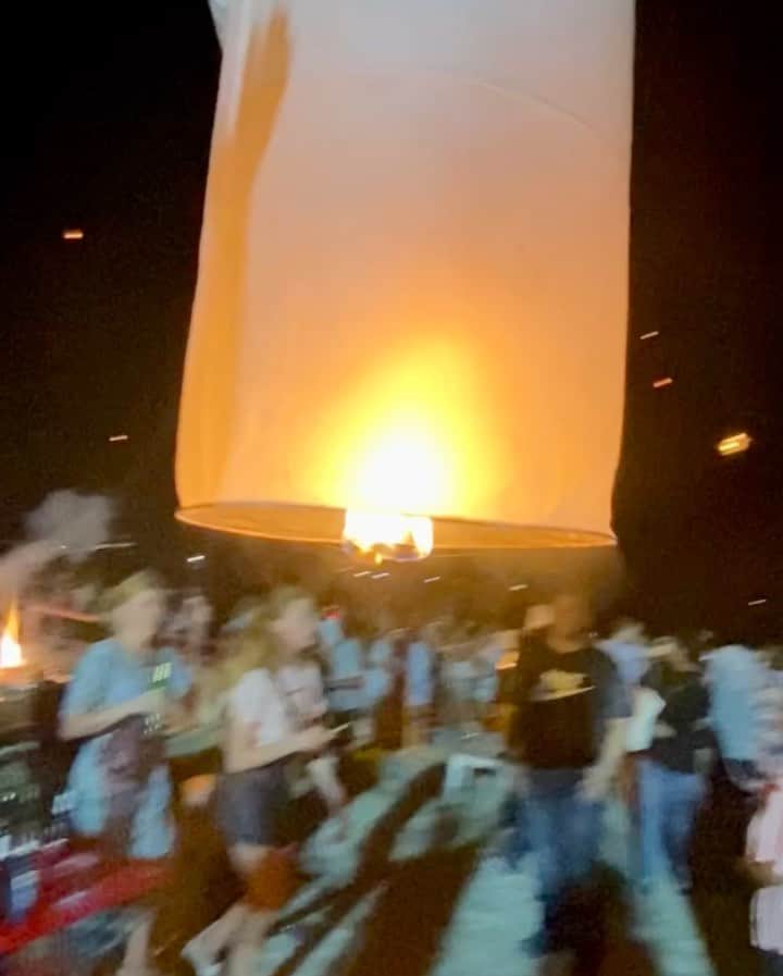 のインスタグラム：「🎆🎇﻿ ﻿ ﻿ 1年前のカウントダウンは、パトンビーチで過ごしてて﻿ ランタンと花火でめーっちゃ、わちゃわちゃ😂﻿ 風が強くてランタン上げるの難しかったけど周りの人達が﻿ 助けてくれたの思い出して懐かしい気持ちに浸ってる💫﻿ ﻿ ﻿ ﻿」