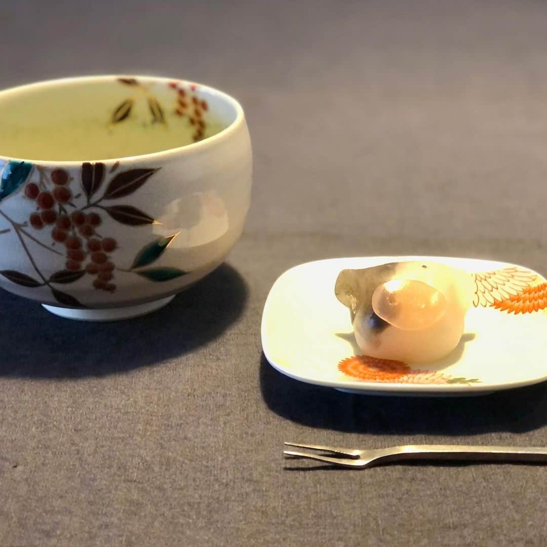 三浦瑠麗さんのインスタグラム写真 - (三浦瑠麗Instagram)「夫が例によって休暇モードでソファで冬眠にはいったので、娘と二人でお茶。牛さんと、中に求肥が入った生菓子二種。 みかんも買い出し。」12月31日 14時36分 - lullymiura