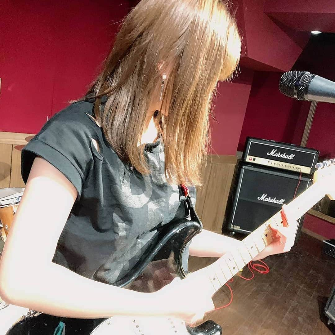 森木レナさんのインスタグラム写真 - (森木レナInstagram)「エレキギター🎸 #エレキギター #エレキ #electricguitar  #musician #music #音楽 #studio #森木レナ #東宝芸能 #スタジオ #fender #ストラトキャスター #stratocaster #girls #芸能人 #Singer #singersongwriter #guiterist #シンガーソングライター  #スマホ写真  #Japan #ギター #guiter   #rock #歌  #가수 #싱어송라이터  #創作歌手 #vocal #youtube」12月31日 14時46分 - rena_moriki