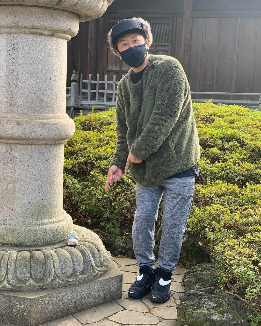 井本貴史のインスタグラム：「皆さん、1年間お疲れ様でした。そしてありがとうございました！ 来年も頑張りましょう！！ ・ #誰か靴わすれてます #片方だけ #神社の人に渡しておきます ・ #note 更新しました #お正月 #お時間ある時に #読んでみて下さい ・ #良いお年を」