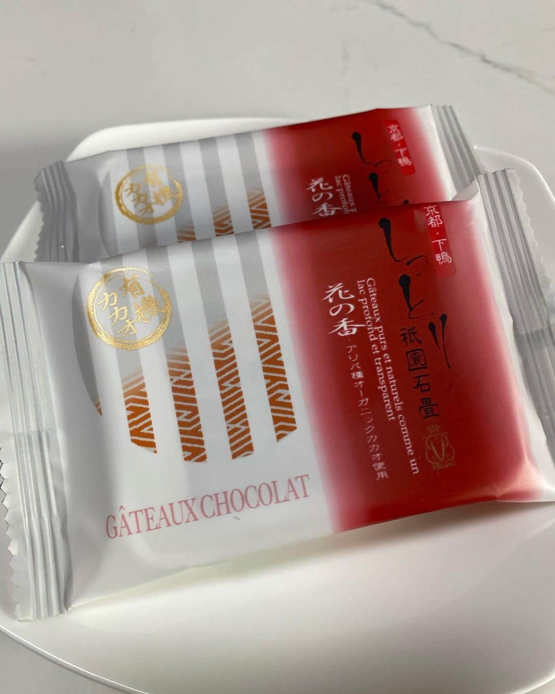 越野矢素子さんのインスタグラム写真 - (越野矢素子Instagram)「今朝のスイーツ❤️ といいながら『3時のおやつ』になりつつありますが🤣笑笑  大好きな【生麩まんじゅう】今回は麩嘉さん✨ ２枚目はチョコ好きの私にえったんから頂きました❤️ @madametsuko0126  石畳というネーミングだけあって、生チョコみたいなケーキでした✨流石えったん💕  #生麩 #生麩まんじゅう  #麩嘉」12月31日 14時39分 - loversyaso