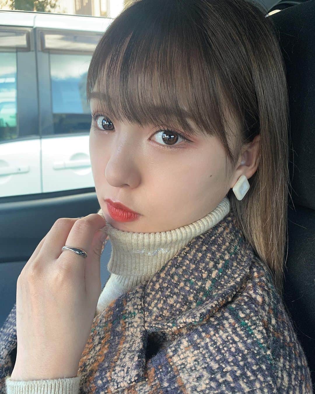 山田菜々美のインスタグラム：「. 首までニットあったけぇ👾 . #beep  #タートルネック #ニット」