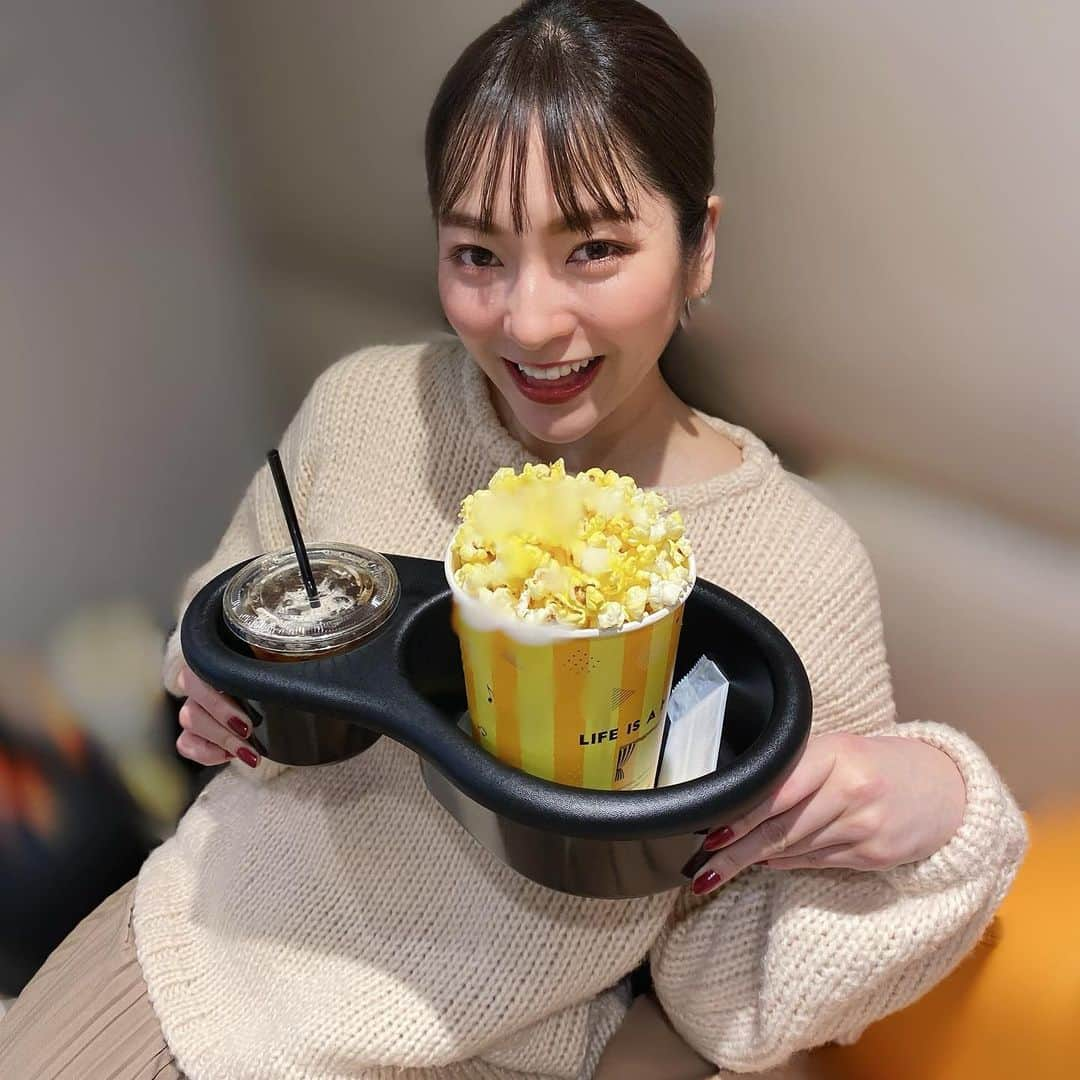 樋浦結花さんのインスタグラム写真 - (樋浦結花Instagram)「・ 久しぶりの映画館での映画🍿🥤  「えんとつ町のプペル」見てきました💖 想像を超える楽しさ、感動で 何回泣いただろう🥲👏  ワクワクする音楽、映像美 あと何より声優陣が素晴らしい🥺 芦田愛菜ちゃん天才かな🤦‍♀️👏 窪田正孝さんも小池栄子さんも 藤森慎吾さんもプロすぎました🎊🥇  ストーリーも分かりやすいのに めちゃめちゃメッセージ性があって 心にズシンときたなぁ✨ 2020年にこの映画を観賞出来たことにも意味がある気がする🤔 誰しもが、「少数派」になることって 不安になっちゃうと思うんだけど この映画には「信じ抜く勇気」みたいなのを教えてもらった😌 私ももう、やってもいないのに 出来るはずない！なんて言うのをやめようって思った😌  家族愛も友情愛も 私が大好きなやつ🥺 泣かないわけない🙋‍♀️ これは一回に限らず何度でも見てしまいそうです😚💕 とりあえず、ずーっと歌聞いてるよ♫ ぷぺぷっぷープペル♫  カラオケで歌えるように練習する❤️  #えんとつ町のプペル #映画鑑賞 #映画感想」12月31日 14時41分 - hiura_yuika