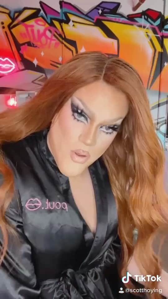 スコット・ホアイングのインスタグラム：「call me queen call me queen call me queen ya! 👑 @citizenqueen   make up by @lipsticknick ❤️」