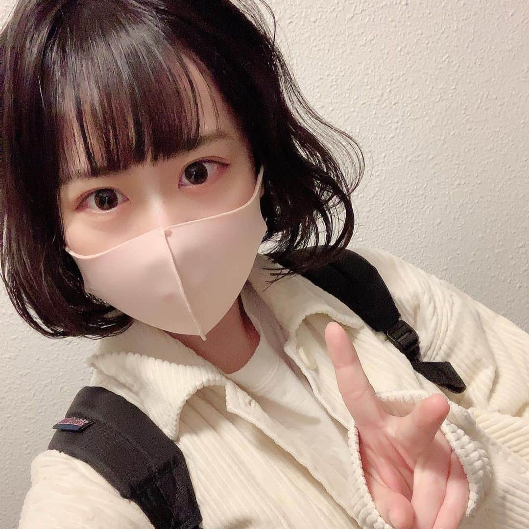 海月咲希のインスタグラム：「ボブくらげ爆誕。 20歳超えてからショートにした事なくてワンマン前に念願叶ってボブに生まれ変わりました🕺 こちらは切った日にそのままセットしてもらった髪型となっております。 #イメチェン #ヘアカット #ボブ  #ボブアレンジ  #羊みたい」