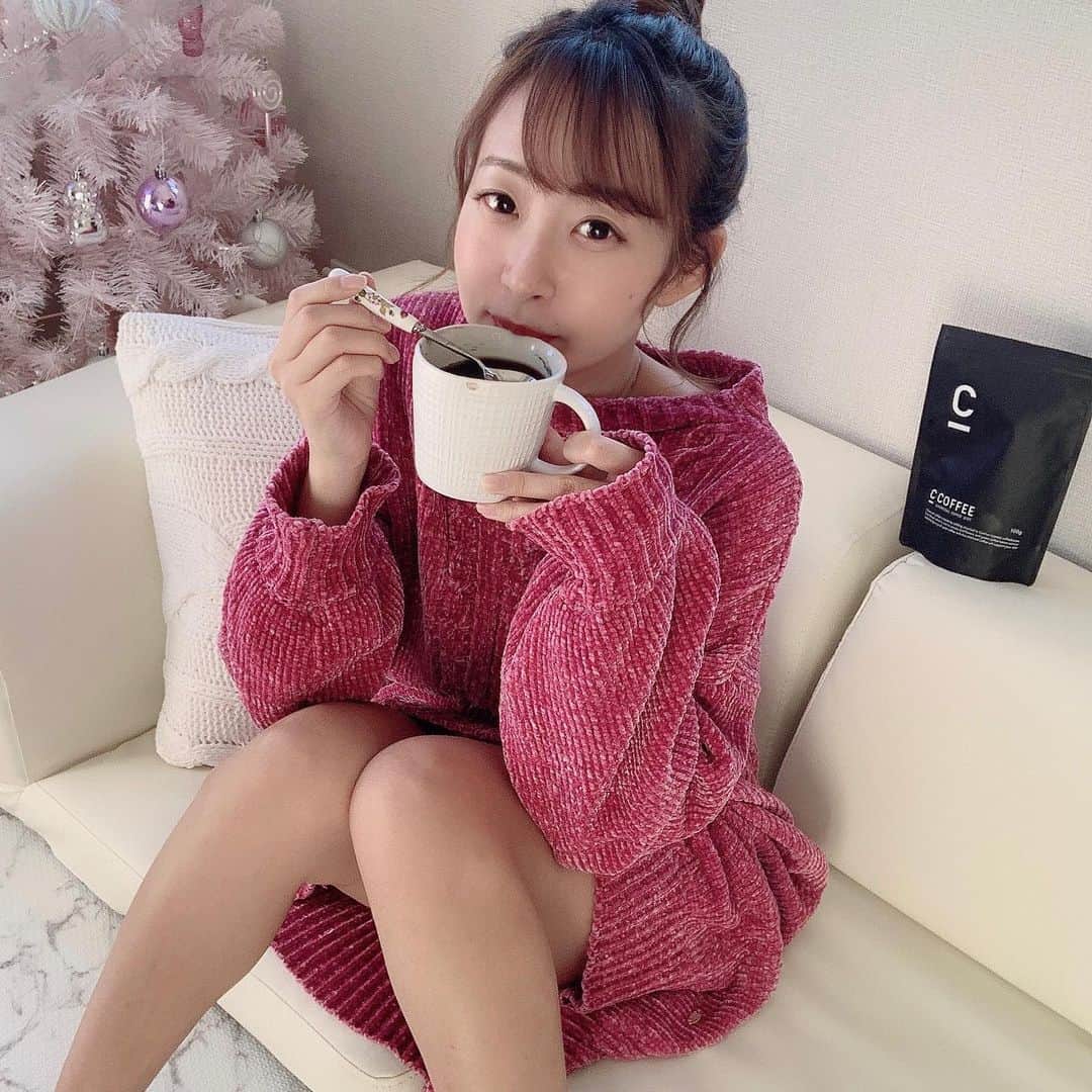内田夕己のインスタグラム：「. 年末年始は暴飲暴食しがち... 罪悪感を減らす為にも、甘い物食べる時は、 最近 @c_coffee_official  をのんでます☕*° . . このコーヒー2020年に、ダイエットコーヒー＆ダイエットサプリランキングで1位を獲得。  海外セレブの間で話題のチャコールダイエットができちゃうみたい◎ . . CCoffeeは、炭のパウダーが入っているチャコールコーヒーなんだって✍ 炭の高い吸着力で、不要なものをデトックスするとのこと..✧︎*。 . 炭のほかにも、エネルギー分解が早いMCTオイルや、水溶性食物繊維が入っていて、 ダイエットをサポートしてくれると.. . . いつもブラックコーヒーのめないけど CCoffeeは味も美味しい☕💭 . ダイエットのお供に最高ですね*° . #チャコールコーヒー  #ダイエットコーヒー  #コーヒーのある暮らし  #炭 #MCTオイル  #チャコールクレンズ  #ダイエット #シーコーヒー  #cコーヒー #c_coffee #ルームウェア #おうち時間」