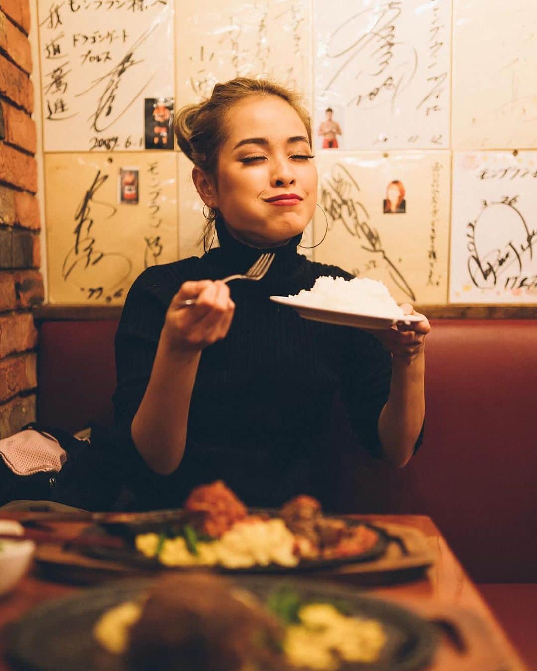 のインスタグラム：「2020年最終日🔥🔥🔥 本当にみんなにとっても世界にとっても色んな事があった1年でしたが、そんな中でも色んな方に出会え、楽しい時間沢山過ごせました😌😌😌♥️ また来年も写真のように幸せに美味しくご飯を食べたいと思います😌🍚🍴←大事な事 (ちなみに写真は何年か前に @yuma1983 さんに撮ってもらった眠ってた写真でございます😂) ・ 今年もお友達、両親、仕事関係など、関わって頂いた方々にお世話になり感謝以上の気持ちで思いつく言葉ではおさまらないですが、来年もしっかりお世話になりたいと思いますのでこんな華子をよろしくです😂😂♥️ そしてこんな私をフォローして頂いてイイネやコメントをくださる皆さんにも常日頃から感謝でございます！！ 来年もよろしくお願いします🙇‍♀️🙇‍♀️ ・ みんなはどんな年越し予定？ 私はゆっくり年越ししまするっ🎉ごーん！ #instagood#instadaily#goodbye2020#20201231#newyearseve#ootd」