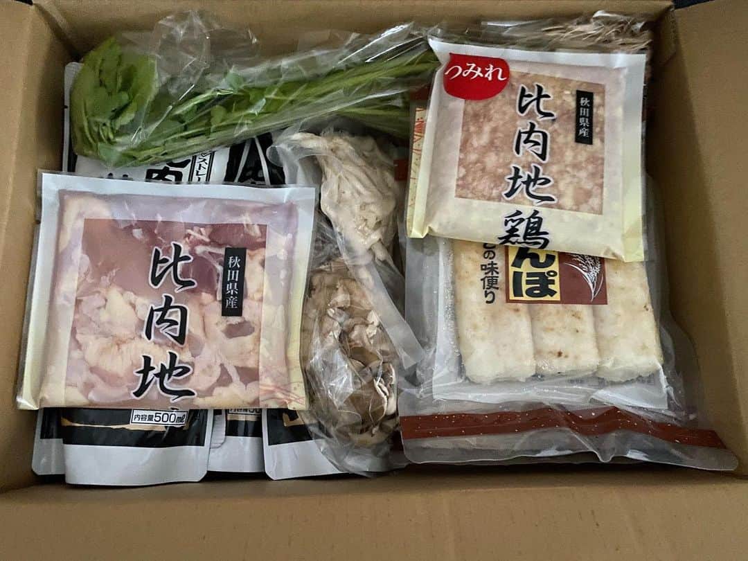 岡田祐佳のインスタグラム：「ピンポンなんやのん！！  て、思って出たら  ワォー！！  いきなり秋田のきりたんぽが送られてきた！！  ひない小町できりたんぽが食べたい❤️て なってたのが通じたのか？  送り主は　オーストラリア在住のお友達から。  なんてお心遣い😭 ありがとう。あたし何もしてないのに…  お正月🎍隆之介や結実が仕事だから なんも用意してなかったんだけど これがあれば、3人でハフハフしながら 家族団欒新年できる！  ありがとう🙏  #秋田 #秋田名物 #きりたんぽ #オーストラリア #粋なこと してくれますやん！ ＃ありがたき幸せ　#感謝 #鈴木さんありがとう w #しーちゃん #犬も興味津々」