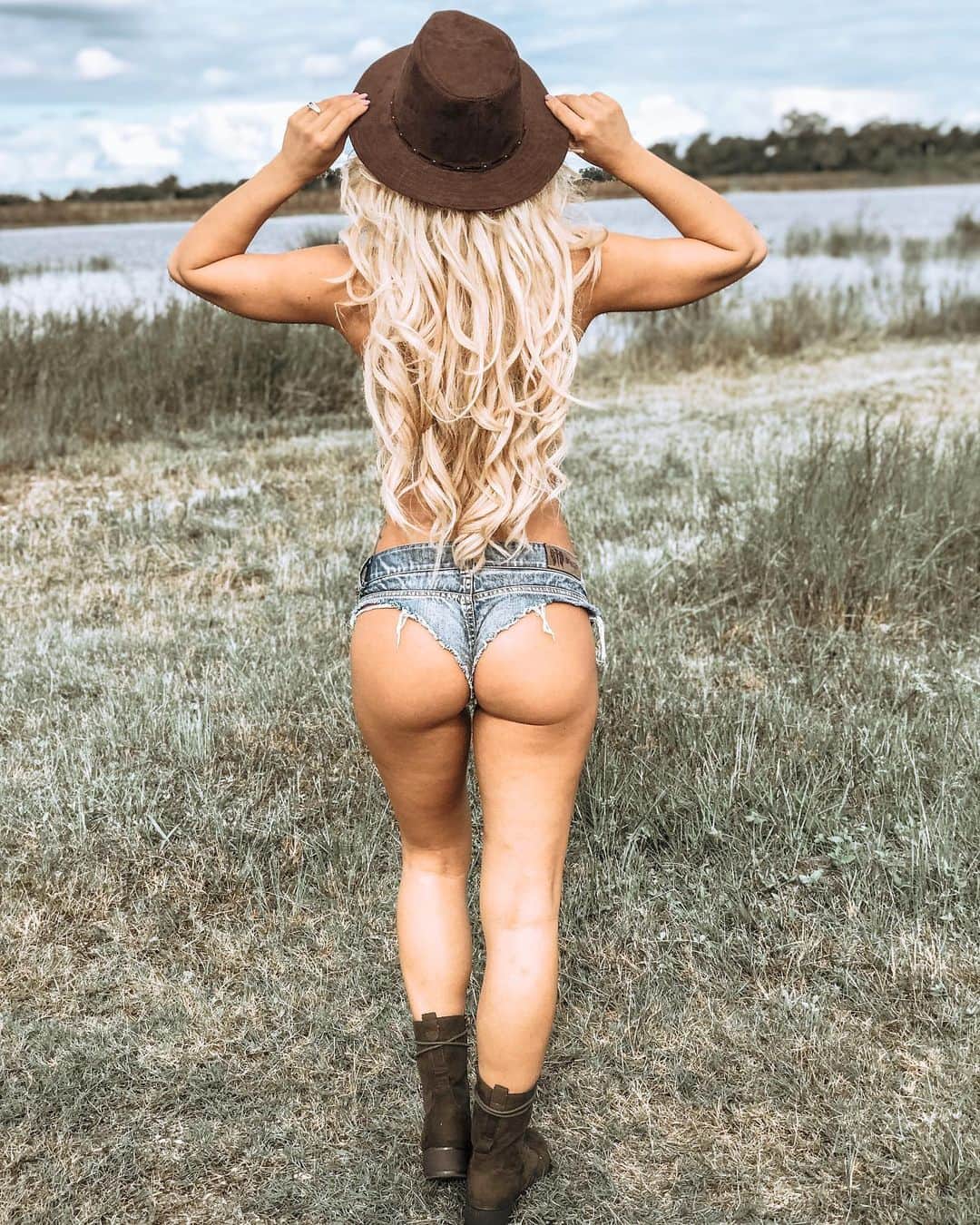 Kindly Myersのインスタグラム：「Like the view?」
