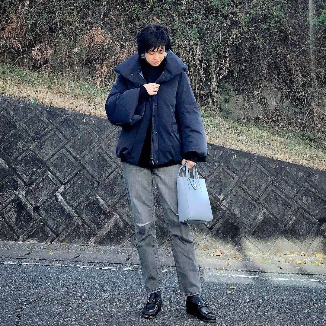 ryo0809appleのインスタグラム：「#coordinate ・ ・ ・ 今年は寒いから+Jのハイブリッドダウンジャケットが活躍◡̈♥︎ ・ ・ 自分へのクリスマスプレゼントのつもりで買ったポシェット、まさかのパパ&息子サンタからのプレゼントに🎁 ありがとう大事に使います😊 ・ ・ ・ #uniqlo #ユニクロ #ユニジョ #uniqloplusj #プラスj #ハイブリッドダウンジャケット #ユニクロデニム族 #ユニデニ #スラウチテーパードアンクルジーンズ #ユニクロきれいめ部  #服記録 #プチプラコーデ #プチプラ #プチプラファッション #ママコーデ #ママファッション #アラフォーコーデ #40代コーデ #アラフォーママ #高身長コーデ #高身長女子 #先日のコーデ #kaumo_fashion #locari #ponte_fashion #mineby3mootd #ママスタ冬コーデ  #きれいめカジュアル」