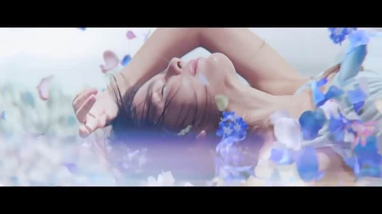 ケリーアンのインスタグラム：「✨情報解禁✨  セレブラ CMイメージキャラクターを務めています👙  宙から吊り下げられ...ふわっと落ちていくポージングは大変だったけど、楽しかったし、本当に素敵な映像になりお仕事できて幸せ✨thank you!  Swipe to see the CM vid! https://youtu.be/8hbqB6pDAis  #セレブラ #CM」