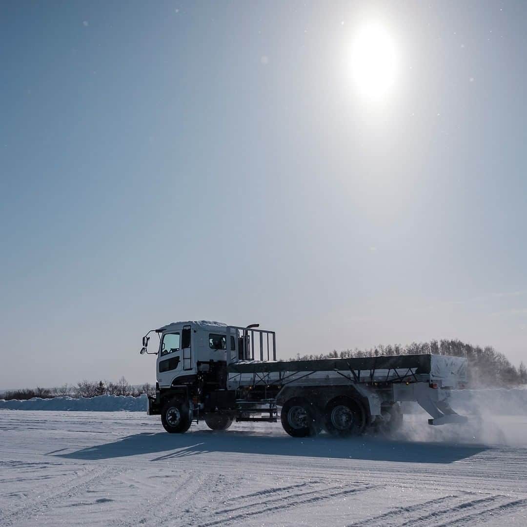 ＵＤトラックスさんのインスタグラム写真 - (ＵＤトラックスInstagram)「ＵＤトラックスは、大型トラック Quonの雪道での安全な走行のため、繰り返し雪原での試験を行っています。皆さまどうぞご安全に。 #UDTRUCKS #UD #TRUCKS #HDT #Quon #snow #UDトラックス #大型トラック #クオン」12月31日 15時00分 - udtrucksjp