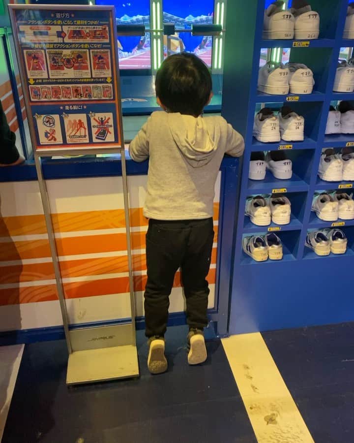 仁科仁美のインスタグラム：「待ちきれない息子がまた愛しい♡  せっかちは、パパ似か？？笑  #パパ似　#ママ似　#お母さんあるある」