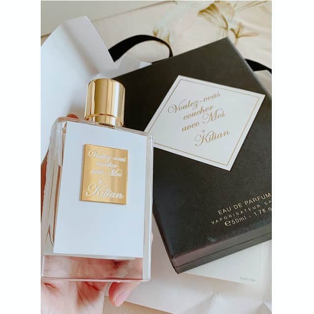 のインスタグラム：「. . 一年頑張った自分にご褒美♥ . 気になってた香水です♪ . #ヴレヴクシュアヴェクモワ  #voulezvouscoucheravecmoi  by #キリアン  #kilianparis  . . 良い香りだからダンス練で モチベを上げる時に使ってます𓀥 .」