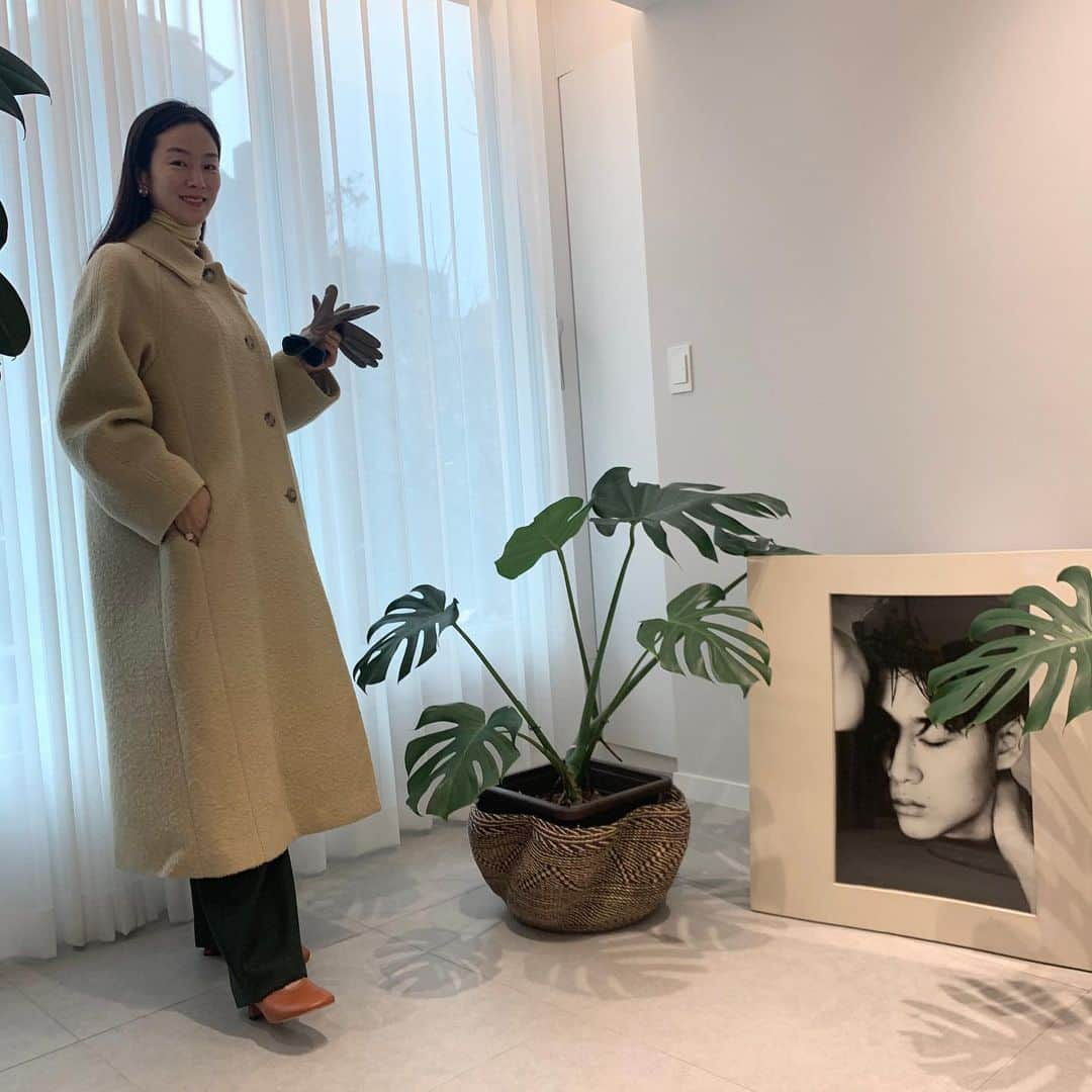 ムン・ジョンウォンさんのインスタグラム写真 - (ムン・ジョンウォンInstagram)「광고, A라인핏이 너무 근사하죠!  커스터드 크림이 생각나는 @le_mia_official 의 부드러운 핸드메이드 코트✨ (남편생일 날 입고 외출 하고 싶지만 현실은 집에서 풍선불기)」12月31日 15時08分 - moonjungwon