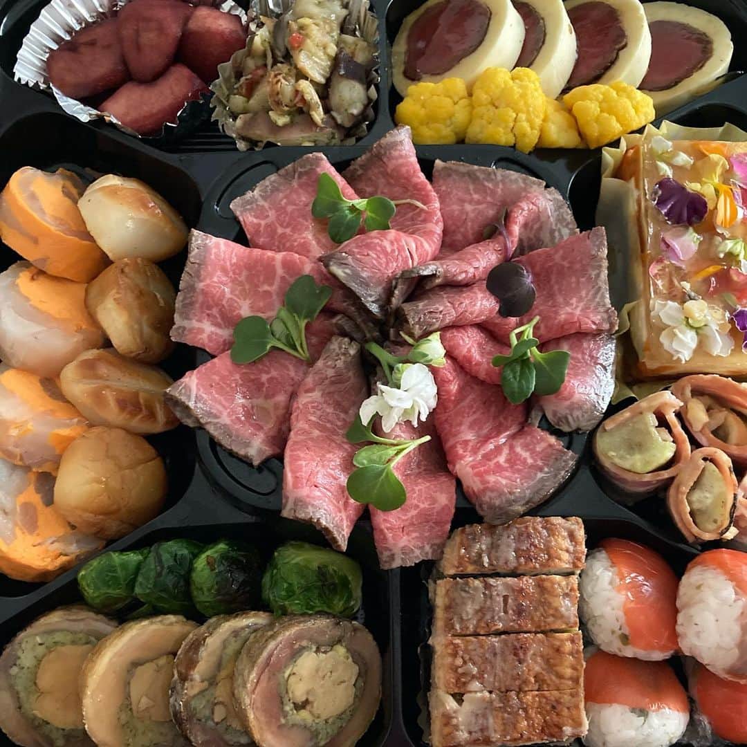 高橋沙弥華のインスタグラム：「予約してたお正月オードブル（お節）取りに行ってきた🤤💖  全部タイプすぎる😍💖💖 幸せ😍❤  今年はキャバ辞めた？り、 @selectshop.selepuu立ち上げたり バタバタでした🥺  来年もよろしくお願いします🙇‍♀️💖  🦋丹波産鹿ロース肉とマッシュポテトのロール巻き♡カリフラワーのギリシャ風  🦋モッツァレラとカポナータの花畑  🦋長なすとベーコンのカルピオーネ  🦋紅スモークサーモン寿司  🦋うなぎと京イモポルチーニのプレッセ  🦋フランス産鴨肉とフォアグラのガランティン♡芽キャベツ  🦋見三重県産真鯛と赤ピーマンのパンナコッタ  🦋北海道産ホタテのスモーク  🦋青森産りんごの赤ワインマリネ  🦋明石ダコと小柱のカンパニョーラ  #オードブル #おせち #お節 #予約 #イタリアン #お正月 #年末年始 #自宅 #事務所 #セレクトショップ #セレプー #インポートセレクトショップ #オーナー #自営業」