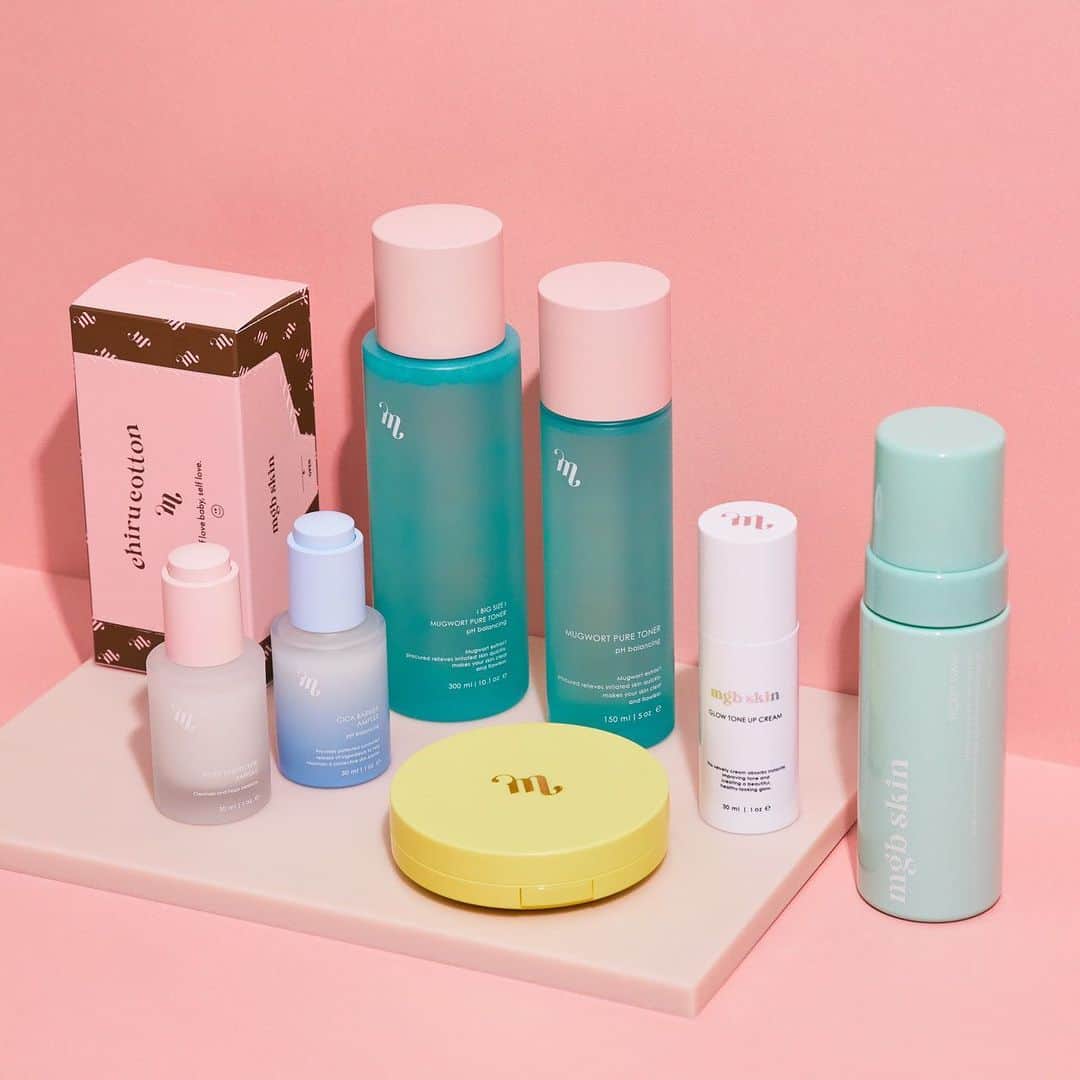 megbabyのインスタグラム：「みんな2021年を迎える準備はもうできた🥺✨❓  今年もMEGOOD BEAUTYをたくさん愛していただき本当にありがとうございました🙏🏻✨心から感謝の気持ちでいっぱいです😭💛  2020年は皆さまにとっても変化の年だったかと思います💭 わたしにとっても今年はオリジナルブランド<mgb skin>をリリースできた仕事としての挑戦の年であり、そして何より、母となり、一日一日が愛おしく忘れられない最愛の年となりました❤️  みんなからのコメントやDMのあたたかい応援に本当に支えてもらいました😌  わたしからは1月1日に3つのスペシャルイベントがあります🧸💕今年ももちろんお得な福袋をご用意しました😘❗  【✨NEW YEAR EVENT①✨】SPECIAL FUKUBUKURO 2021🛍  『🛍MEGOOD BEAUTY SPECIAL FUKUBUKURO 2021🛍』 ①mgb skin/[BIG SIZE]MUGWORT PURE TONER ②mgb skin/CHIRU COTTON ③mgb skin/CICA HAND CLEAN GEL ④MEGOOD BEAUTY/CICA SOOTHING REPAIR MASK 5EA ⑤MEGOOD BEAUTY/HAND MIRROR ⑥SAM'U/PH SENSITIVE AMPOULE ⑦MU:STEM/PERFECT CLEANSER ⑧ISNTREE/SPOT SAVER MUGWORT POWDER WASH ⑨AZH/DAILY WATERFUL SERUM MASK PACK  ¥17,600(税込) ＊化粧品等9品￥29,645相当  【発売日時】 2021年1月1日17:00 ------------------------- 【✨NEW YEAR EVENT②✨】ARCHIVE BOX⏰  『👼VALENTINE'SDAY SPECIAL BOX👼』 - SPI-FACE LINE SMOOTHING LIFT WRINKLE MASK 5EA - PH SENSITIVE AMPOULE ￥6,600(税込) ＊￥7,480相当  『🌹THE BEST MOM EVER GIFT BOX🌹』 - CERAMIDE SKIN BARRIER MASK 5EA - SPI-FACE LINE SMOOTHING LIFT WRINKLE MASK 5EA - HERBARIUM ￥5,500(税込)  【発売日時】 2021年1月1日17:00 ------------------------- 【✨NEW YEAR EVENT③✨】BACK IN STOCK🔙  @mgb_skin 「GLOW TONE UP CREAM」 ¥3,300(税込)  【発売日時】 2021年1月1日17:00 ------------------------- ✅それぞれのイベント詳細は @megood__beauty をチェックしてみてください🥺  来年も今まで以上にみんなとみんなのお肌をハッピーにできるように #美肌の連鎖　を起こし、スタッフ一同力を合わせて頑張ります💪👀✨  更に来年は皆さまにたくさんのご報告ができると思います🥰  おととしは2人しかいなかったメグットのスタッフも4倍に増え、一人一人なくてはならない存在ができ、いつも思いつくと我慢できない私は夜中でも休みでも仕事の話をしてしまって迷惑かけてますがついてきてくれて本当に感謝です🥺✨ 仕事納めのない会社ですみません🥺👹 (社内ではすでに再来年の話をしてます😂)スタッフのみんな今年も本当にお疲れ様でした🙇🏻‍♀️  1月1日17時にMEGOOD BEAUTYでお会いしましょう💗 それではよいお年をお迎えください🥺🎍🌈  #MEGOODBEAUTY #mgbskin」