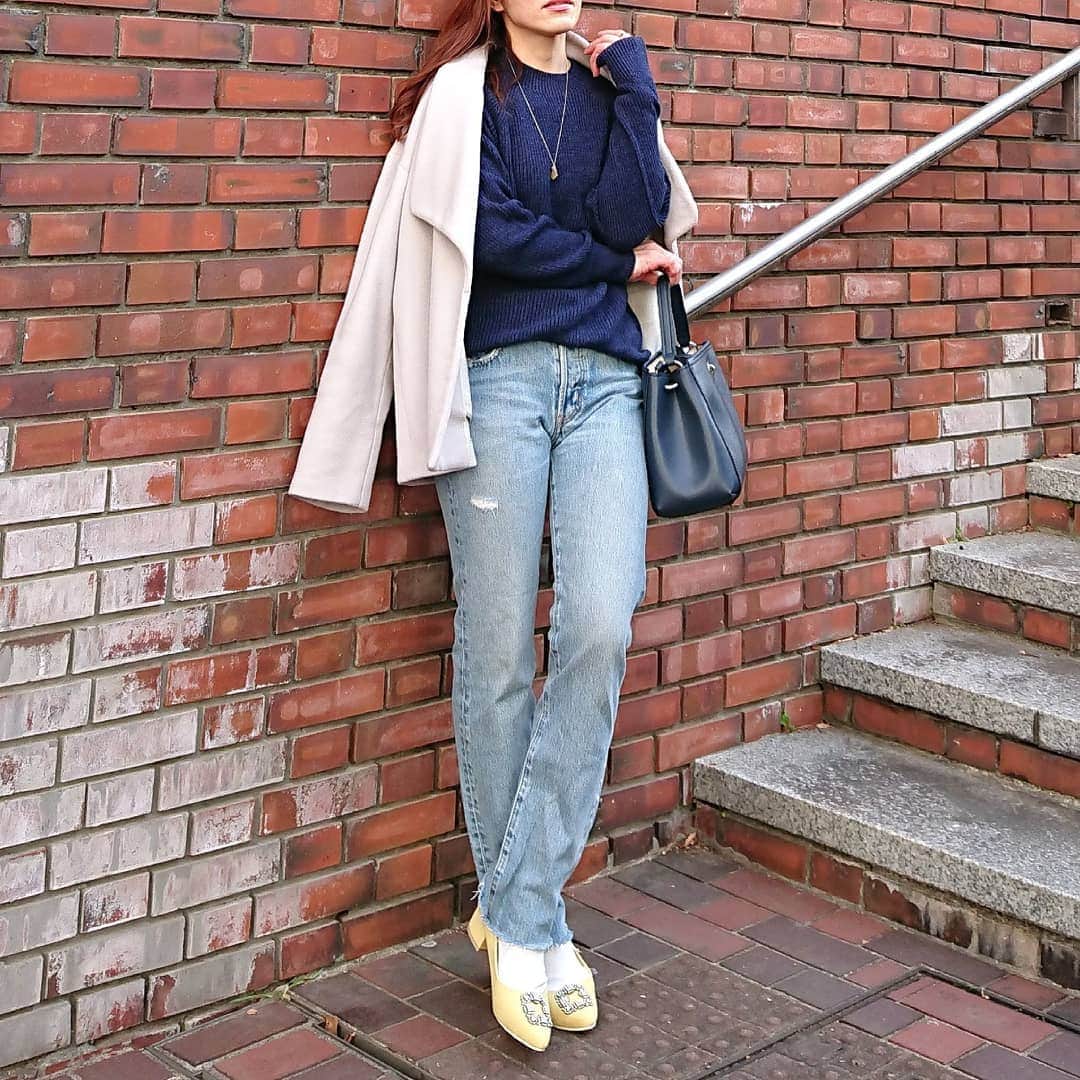 nori0620のインスタグラム：「今年もたくさんお世話になったuniqloさん  こちらは色違いで購入した メンズの新作ニット  #ウォッシャブルミドルゲージクルーネックセーター   シンプルなのでスカートにもパンツにも♪  今年は色々な変化がありすぎて それでも、時間だけは止まることなく ただ付いていくのにせいっぱいでした  変わること、変わらず大切にしていくことを身に染みて感じた１年でした  2021年はより、笑顔の多い１年でありますように✨  この１年間お付き合いしてくださったみなさま✨ 本当に伝えきれない感謝の気持ちでいっぱいです✨  みなさま よいお年をお迎えください✨  #instafashion#fashion#outfit#code#ファッション#コーデ#大人カジュアル#uniqlo#uniqloginza2021ss#ユニクロ#ユニクロニット族#メンズ#ニットコーデ#プチプラコーデ#ママファッション#ママコーデ#locari」