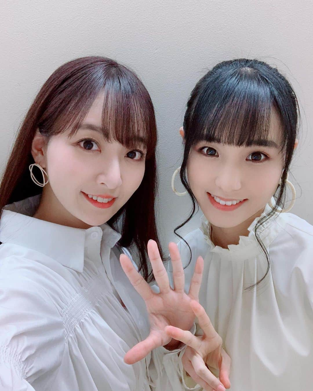 長谷川萌美のインスタグラム：「. . 「Hello! Project Year-End Party 2020 〜GOOD BYE & HELLO ! 〜」 第一部に出演させて頂きました！ . 私達は、 新曲「だけど会いたい」👭を 歌わせて頂きました💓 . 中野サンプラザにお越し下さった方、 ライブビューイングでご覧くださった方も ありがとうございました！ . 7年前、ここで 結成のお披露目をした時の事を今でも思い出し、 あれから色々な所で歌わせて頂いてきましたが、 これからも、 沢山の方にビタスイの歌を届けたいと 気持ち新たに思いました。 . 遠くから応援してくださった方も ありがとうございました！ これからもよろしくお願い致します！ . #ビタスイ #だけど会いたい #中野サンプラザ #結成記念日 #長谷川萌美 #bittersweet #dakedoaitai #nakanosanpraza #nakano」