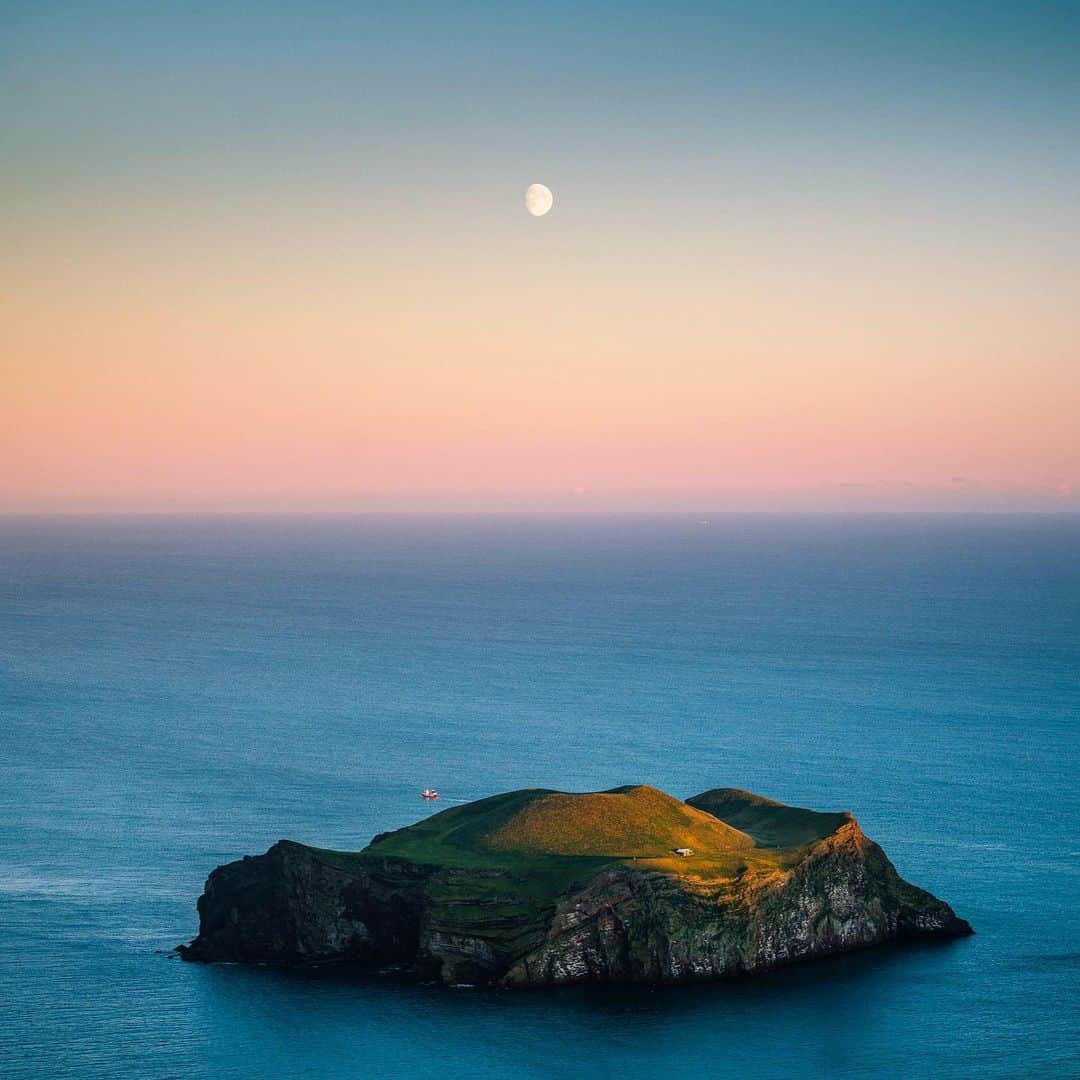 クリス・バーカードのインスタグラム：「Moonrise over Vestmannaeyjabær」