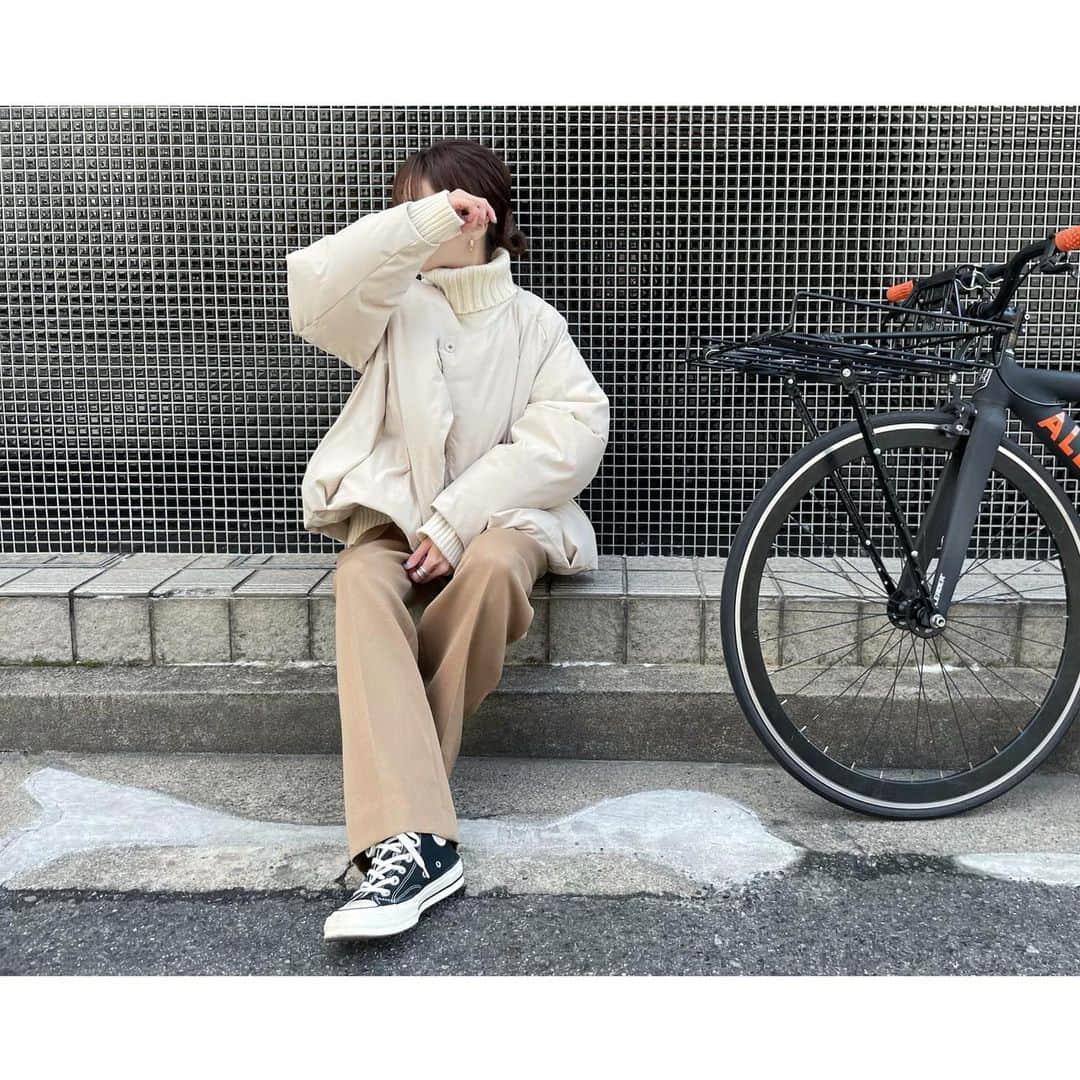 kumiのインスタグラム：「令和2年もあと数時間…💫  振り返ると、こんなにも大変で不安な一年は初めてだったなぁと。  無事に、穏やかな心で 大晦日を迎えられたことに感謝です。  そして今年もご覧くださり、 仲良くしてくださり、 本当にありがとうございました🥲♡  令和3年もよろしくお願い致します。  ご縁ある皆さんにとって 笑顔溢れる素晴らしい一年になりますように💐。  #blackbymoussy#galerievie#edition#converse#ct70」
