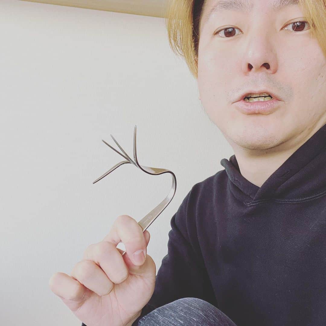 松隈ケンタのインスタグラム：「超常現象スペシャル観てやってみたら俺にもフォークグニャグニャに曲げる能力がありました！」