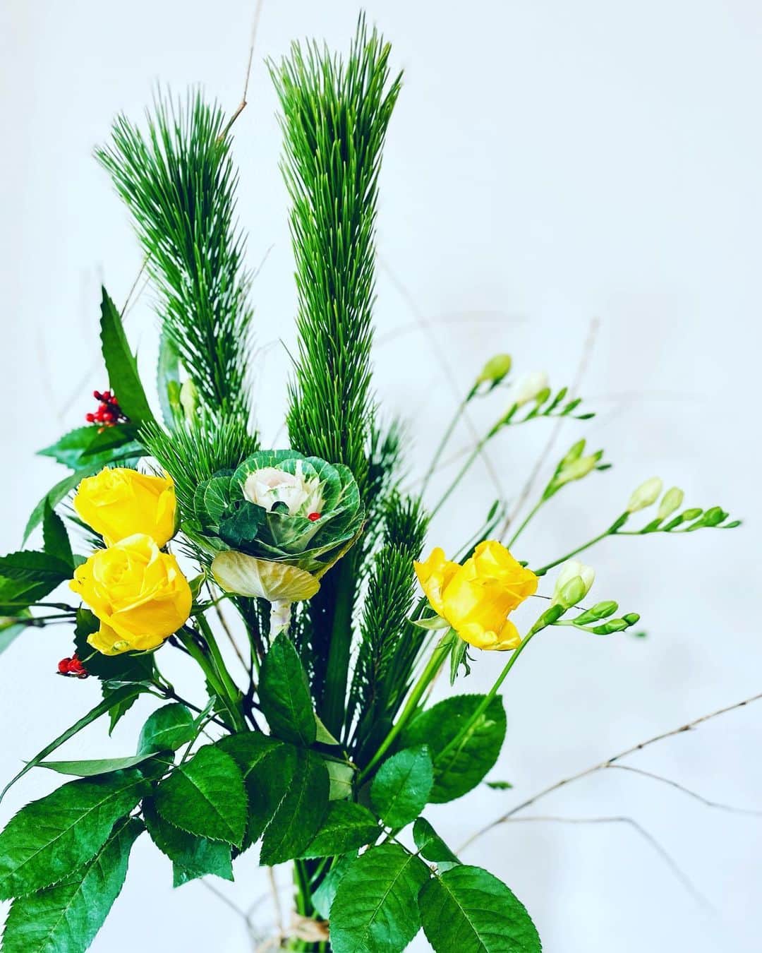 勝恵子のインスタグラム：「お正月のお花飾りました。✨✨  健やかな、健やかな2021年となることを期待して。✨✨  #flower #flowerstagram #instaglower  #花のある暮らし #2021年」
