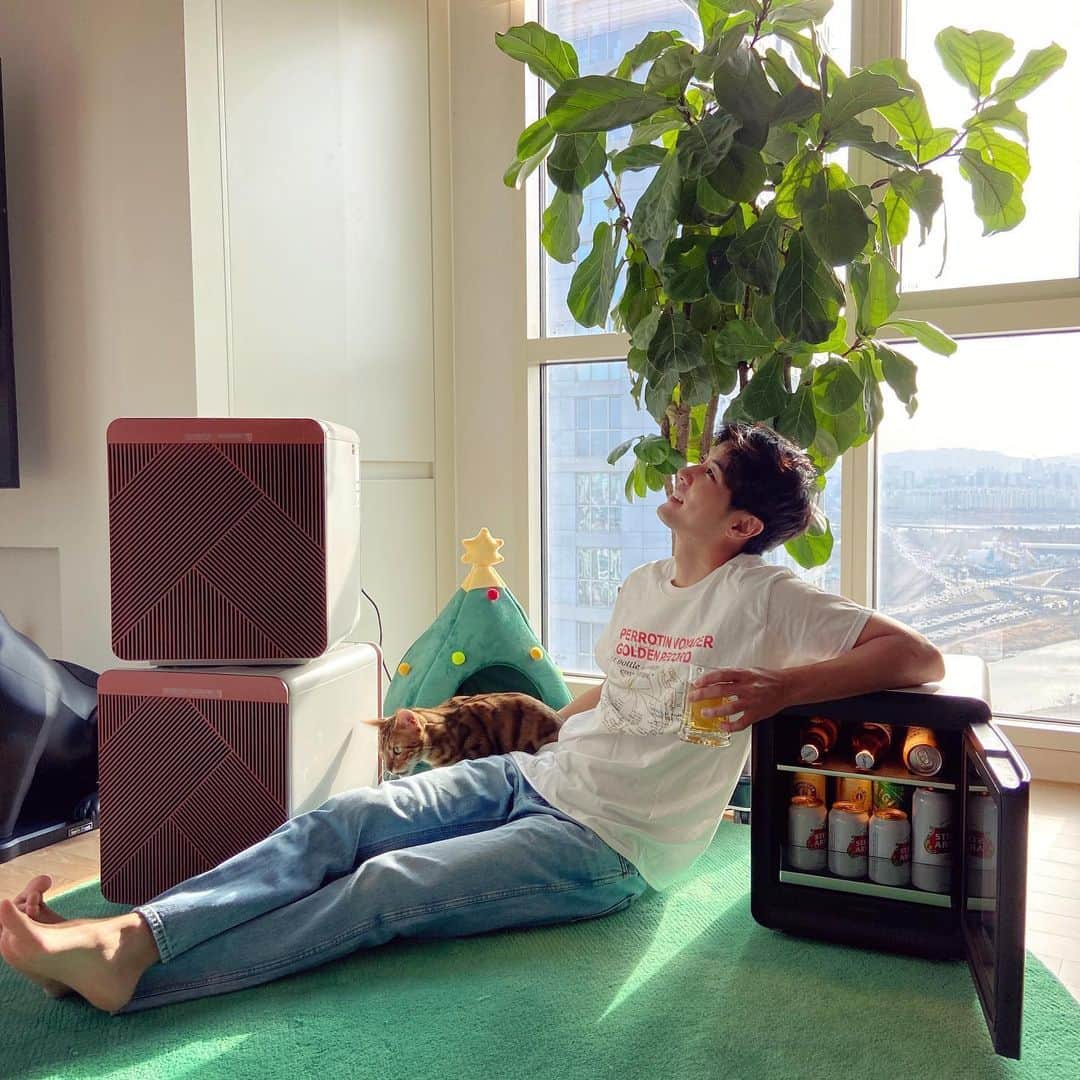 キム・ジソクのインスタグラム：「#광고 2020년 마지막 날 나만의 1인홈파티  #비스포크큐브에어 로 공기부터 살균하고 산림욕 느낌으로 햇살 받으며 잔디색 러그에 누워서 🌴 #비스포크큐브냉장고 에서 최적온도로 보관해둔 맥주 꺼내서🍺 가버려 2020 빨리와 2021 💪🏻 #취향가전 #가전을나답게」