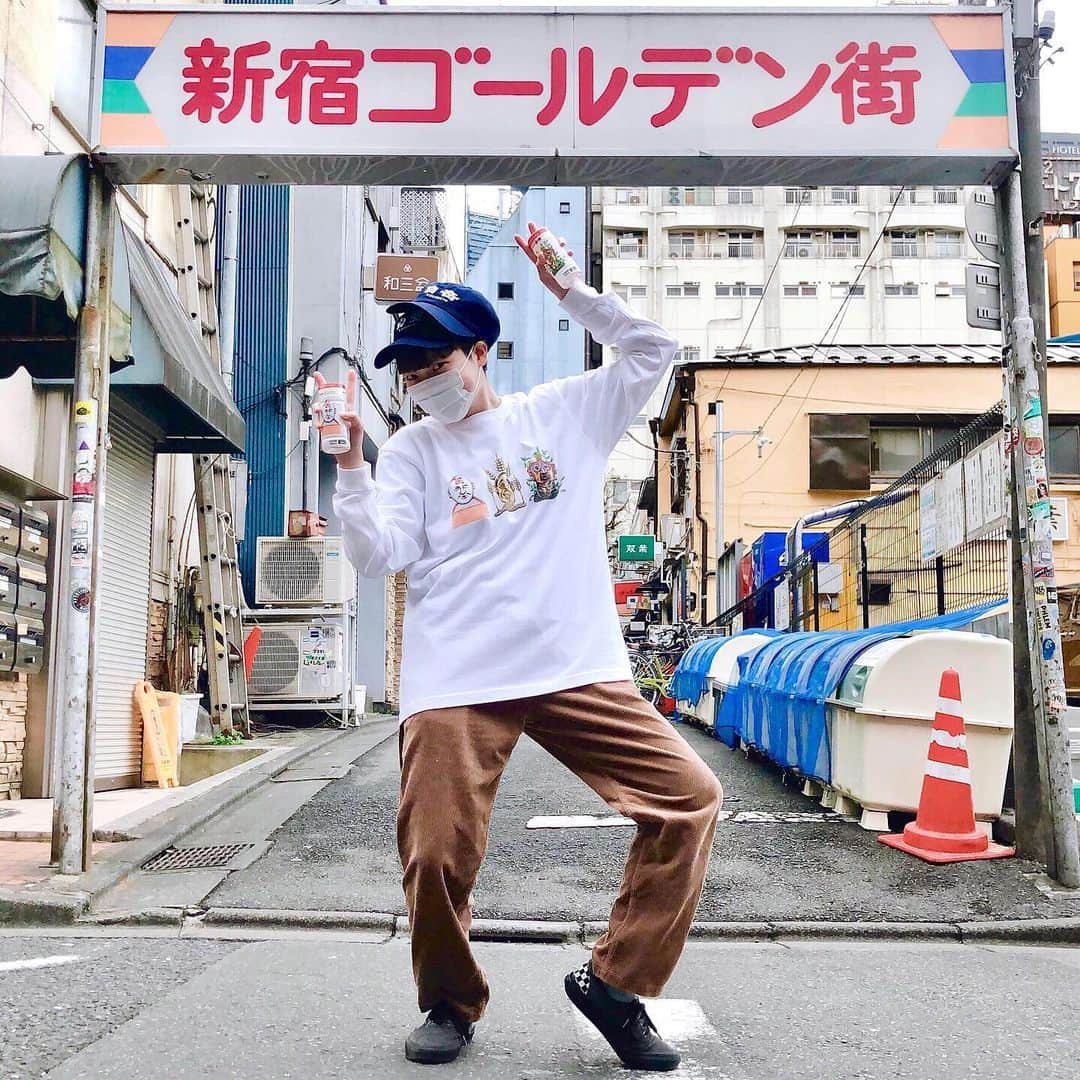 BEAMS JAPANさんのインスタグラム写真 - (BEAMS JAPANInstagram)「＜焼酎のススメ。2020＞ イベント開催期間残り僅かです！！  高橋酒造、三和酒類、薩摩酒造と＜BEAMS JAPAN＞のコラボレーションで、 お酒がある時間の 自由で楽しい過ごし方を発信するプロジェクト 「焼酎のススメ。2020」。  好評を博した昨年に続き、 今年はアーティストとしても世界から注目される お笑い芸人のくっきー！さんが登場。  くっきー！さん描き下ろしのイラストをあしらった ＜BEAMS JAPAN＞オリジナルパッケージの カップ焼酎やTシャツに加え、 アーティストの柴切重行氏がデザインした 限定アイテムが登場します！   また新宿の「ビームス ジャパン」では 特設コーナーを展開。 「スナック びーむす じゃぱん」が 新宿ゴールデン街にあったらという設定で 見応えあるラインナップとなっております。  さらにこの度名称統一される「新宿ゴールデン街」の 新しい看板デザインを＜BEAMS＞が行いました。 文化人に愛されてきた唯一無二の存在である新宿ゴールデン街。 ここがこれからも変わらず文化をつなぎ、 そして新たな文化が生まれる街であり続けることを願います。  期間中店頭にてイベント商品をご購入いただいたお客様には 先着順で限定ステッカーをプレゼントいたします！！ 是非この機会にご来店ください。  ▼開催店舗・期間 ビームス ジャパン（新宿）、ビームス ジャパン 渋谷、ビームス ジャパン 京都 →2020年12月1日（火）〜2021年1月6日(水)  ※2021年1月1日のみ休業となります。  BEAMS JAPAN 1F ☎︎ 03-5368-7314 #beams  #beamsjapan  #beamsjapan1st #madeinjapan #distiledspirits #焼酎のススメ #焼酎のススメ2020 #ビームスジャパン #スナックびーむすじゃぱん #白岳#白波#いいちこ#焼酎 #期間限定#コラボイベント」12月31日 15時32分 - beams_japan