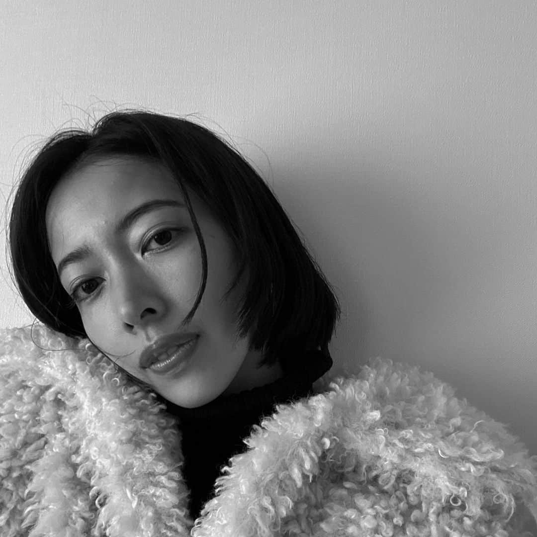 水野里砂のインスタグラム：「2020年お疲れ様でした🤍  どんな時代が訪れようとも感謝と学びの心を忘れずに私らしく今を生きていけたらなぁと☺︎ よく頑張ったので振り返りも反省もなし！笑  皆様本当にありがとうございます🤍 良いお年を〜☀️  #thankyou#2020」