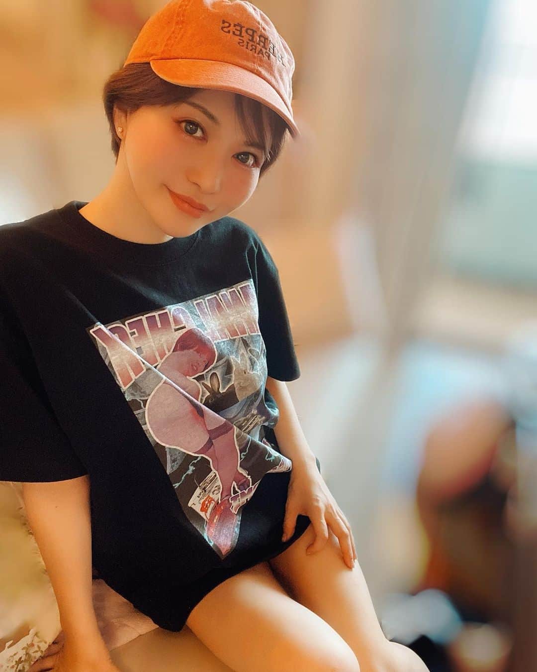里美ゆりあのインスタグラム：「皆さま2020年は大変お世話になりました^ ^ 沢山のフォロワーさんからの良いねと メッセージも有難うございました！！  今年は22キロのカンパチと20キロの モロコが釣れた事がとても嬉しい年になりました^ ^パチパチ👏  後半まさかの人生初強盗に合うという デンジャラスな体験があり 2021年には人生初の裁判員裁判が 待ち構えております。。 ドキドキ。。緊張するし怖い。  いつも悪いことのレベルのパンチが強すぎて良い事がどんどん薄れちゃうけど 2021年も皆様と一緒に乗り越えられたらと思います^ ^  コロナもまだまだ続くと思いますが ウイルスとも🦠向き合って付き合っていかないとですね。  私のオリジナルTシャツとキャップの予約受付の終了が1月5日です。  この機会を逃さずに宜しくお願い致します🤟  それでは皆様、良いお年をお迎えください。  里美ゆりあ  #来年もよろしくお願いします」