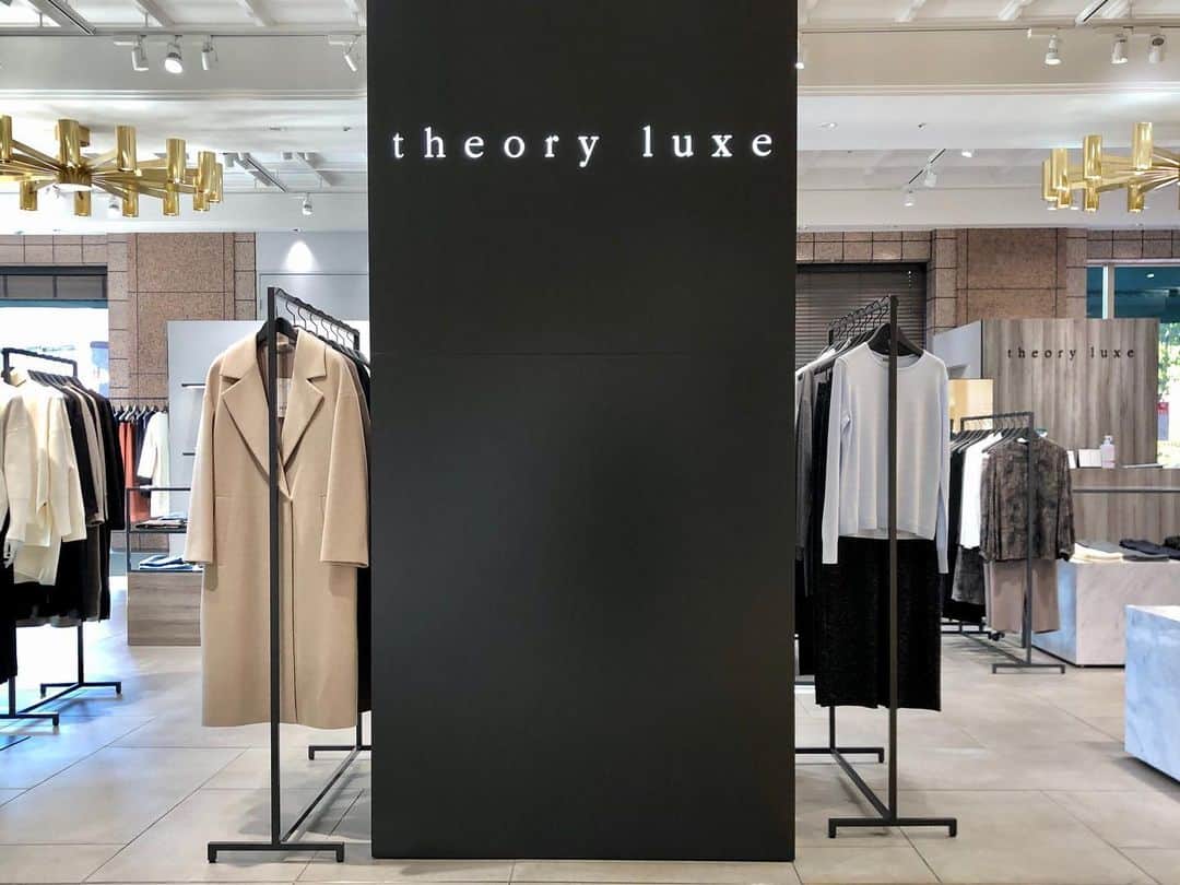 のインスタグラム：「［From Theory luxe］﻿ Warm wishes for the peaceful new year.﻿ ﻿ Theory luxe 恵比寿三越店﻿ ﻿ ﻿ ［Information］﻿ -SMALL SIZE ONLINE SALE開催のお知らせ -﻿ 2021.1.1(金) AM12:00 START﻿ ﻿ 身長150cm前後の小柄な方にも美しくフィットするシルエット。﻿ 詳細はホームページをご覧ください。﻿ @theory_luxe_official﻿ ﻿ -SMALL SIZE SALE店舗情報-﻿ 池袋西武店 1.1(金) 10:00 START﻿ 新宿伊勢丹店 1.2(土) 10:00 START﻿ 梅田阪神店 1.2(土) 9:30 START﻿ ﻿ #happyholidays #forallthetheoryluxefamilies #theoryluxe #セオリーリュクス」