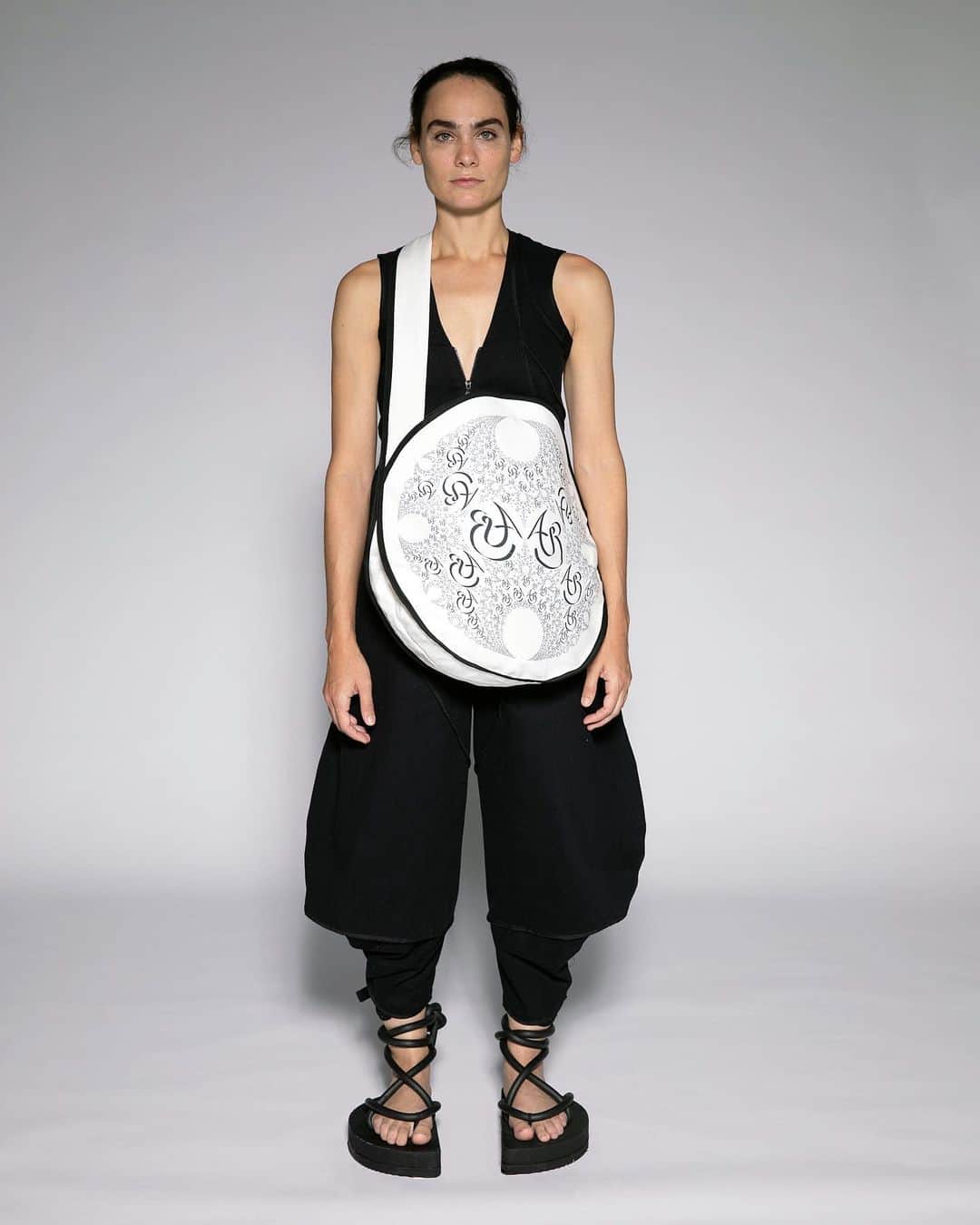 スリーアズフォーのインスタグラム：「Start the new year with us!!!!!!!Our new collection “Vesica Pisces” is Still available for pre-order until January 8 2021 on our web shop! Featuring @halapepper in Logo Circle Tote picture by: @qqhuangg print in collaboration with @mimakiusa @mimakiusa_textile @autumnbeckens #totebag #tote #circlebag #circletote」